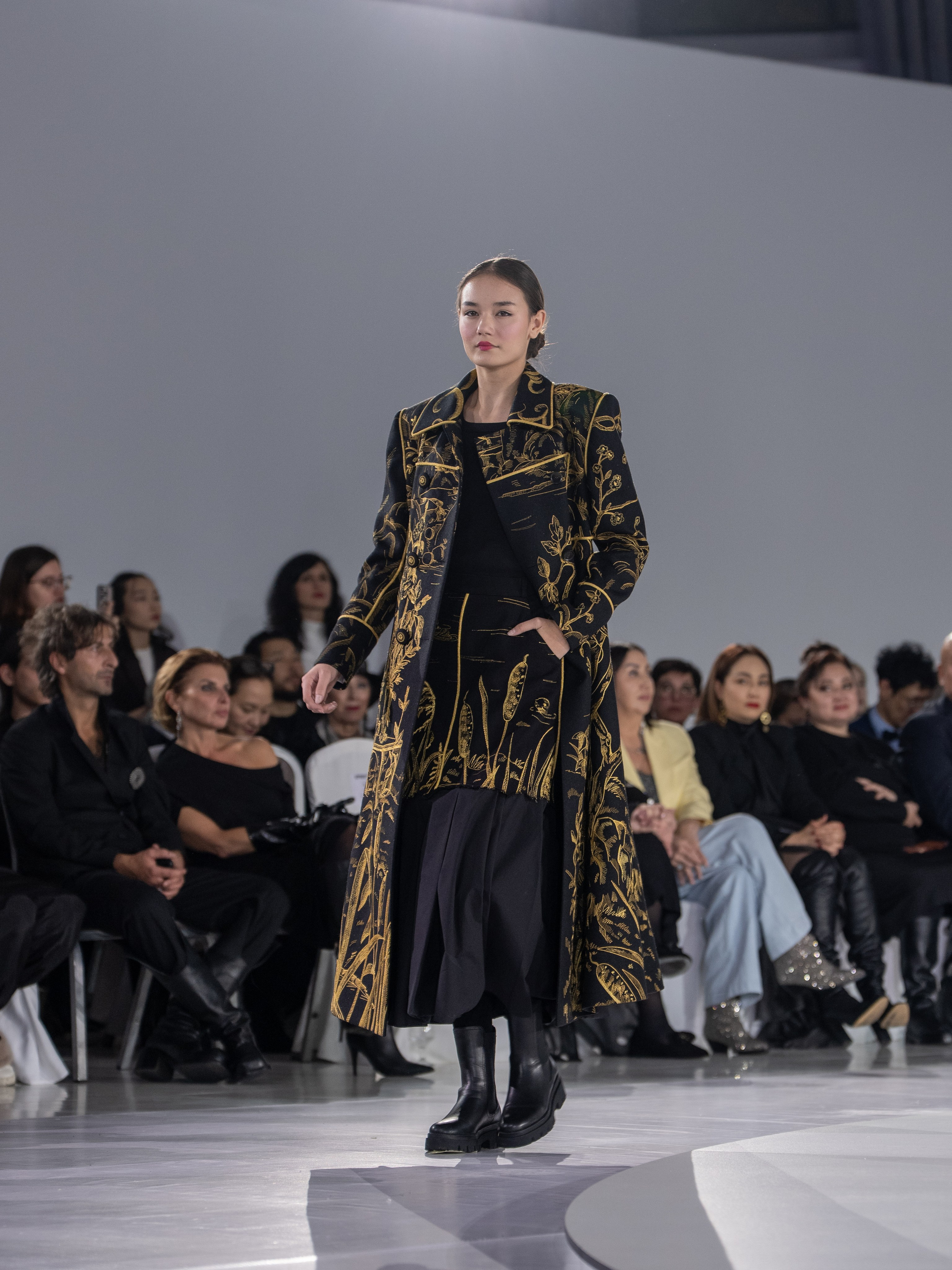 Дизайнер Stas Lopatkin. Сайт Алматинского НЮ АРТ, будуар и фэшн фотографа Дениса Карпенко