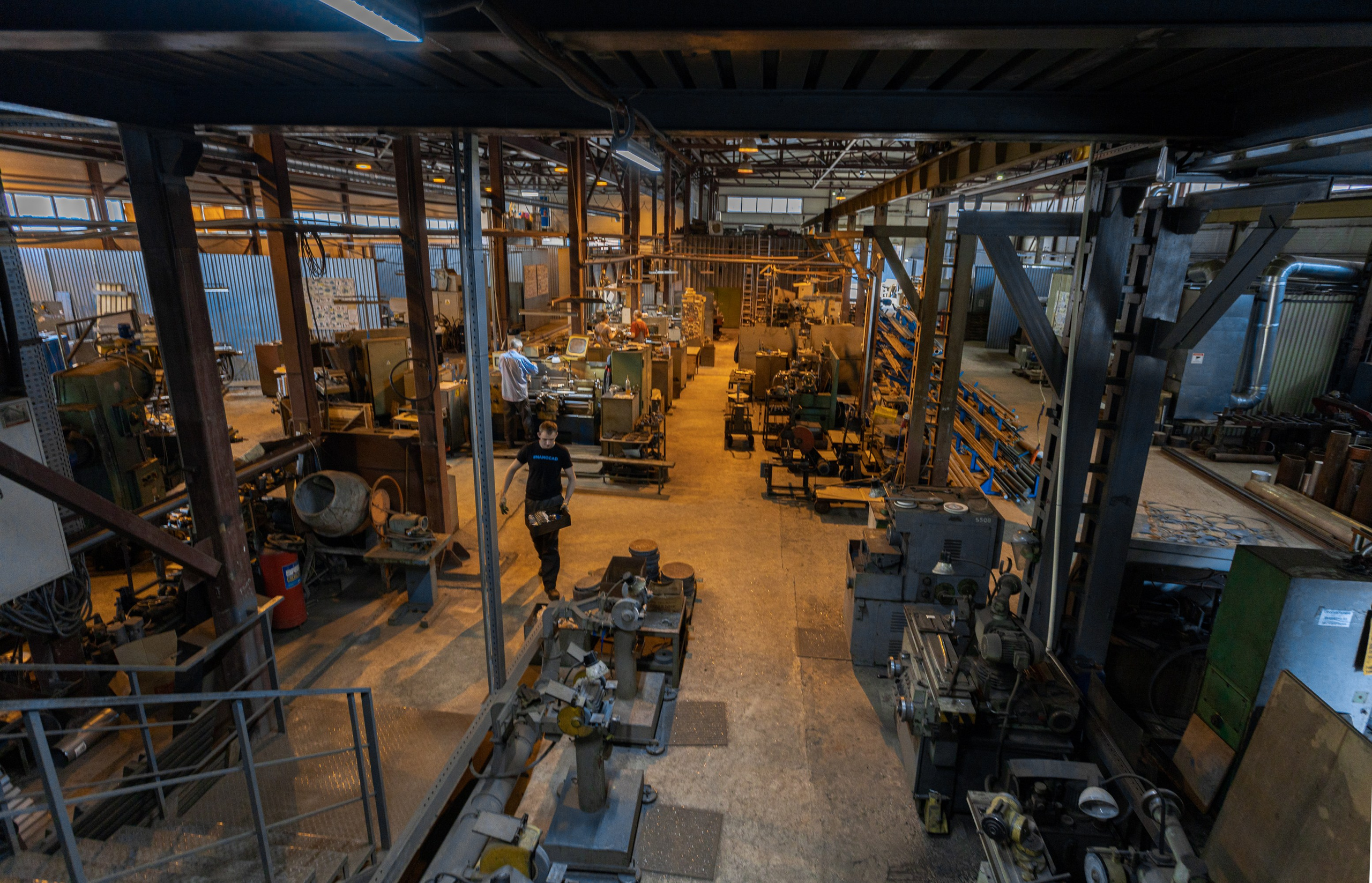 "Промышленная фотосъёмка сборочного участка с высокой детализацией оборудования"