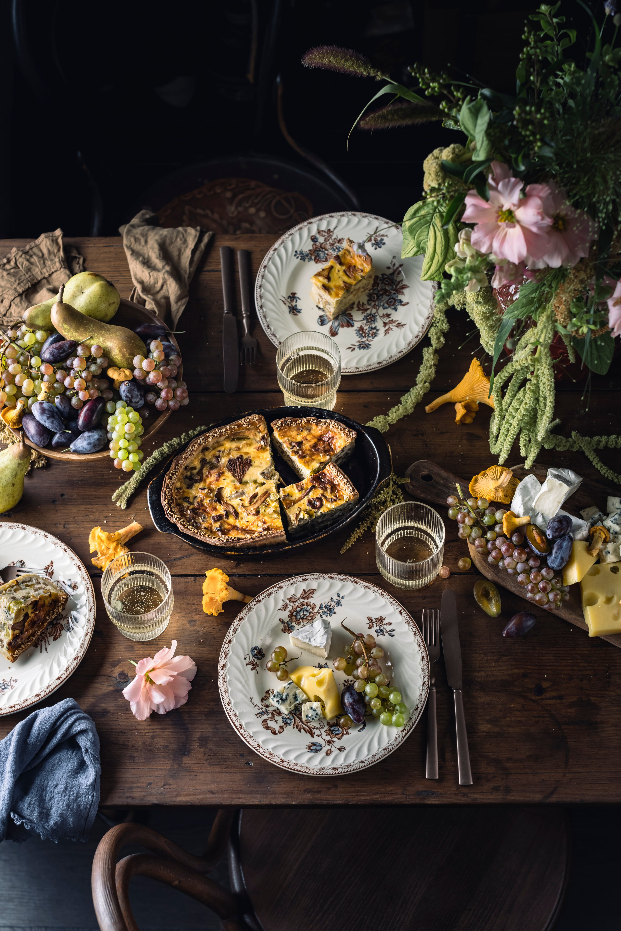 Киш с лисичками сервировка. Foodie Stories (гастрономические истории) рекламная фуд-фотосъёмка, Москва