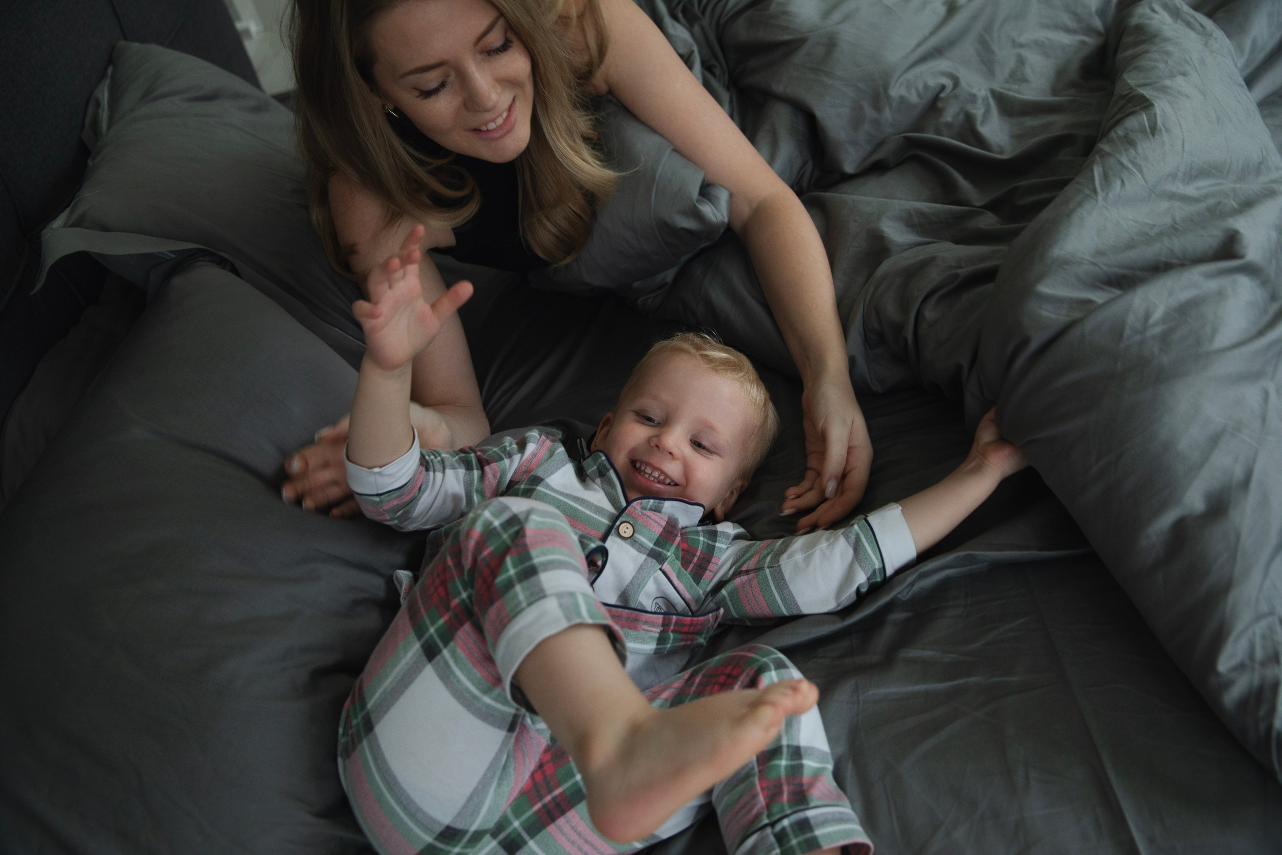 ребенок на съемке дома