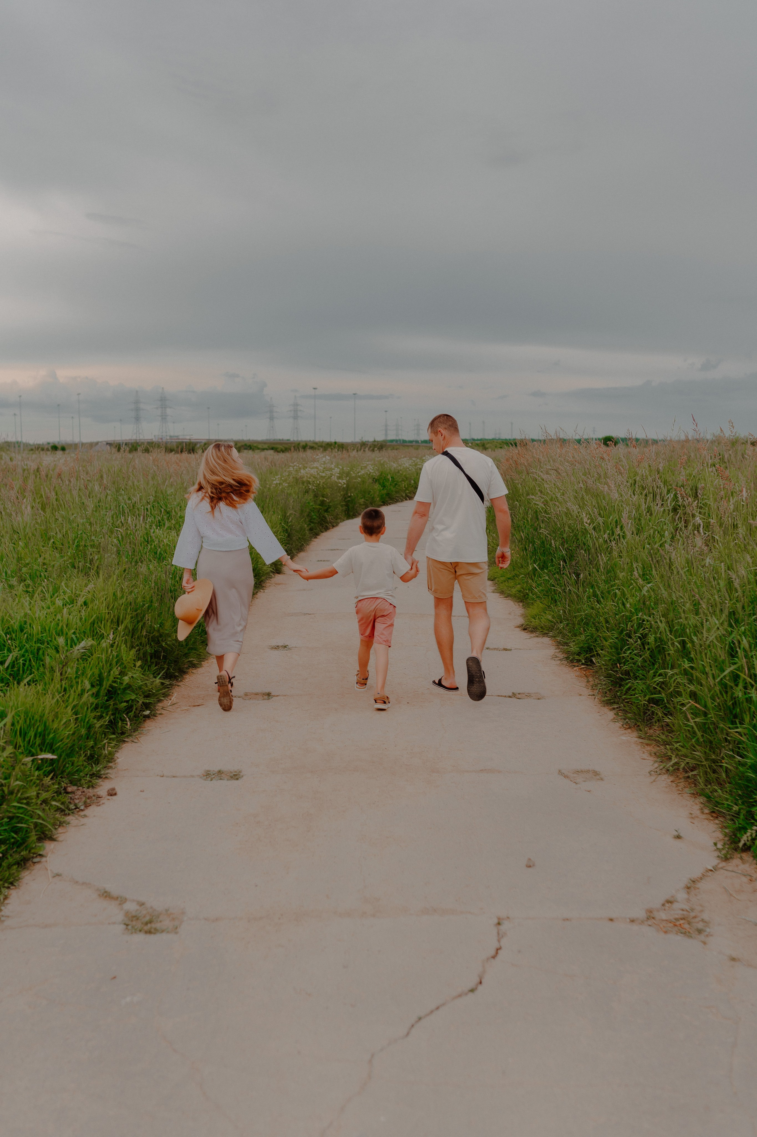 Семейная прогулка в родном Новоселье. Семейный и индивидуальный фотограф в Санкт-Петербурге Маргарита Щипкова
