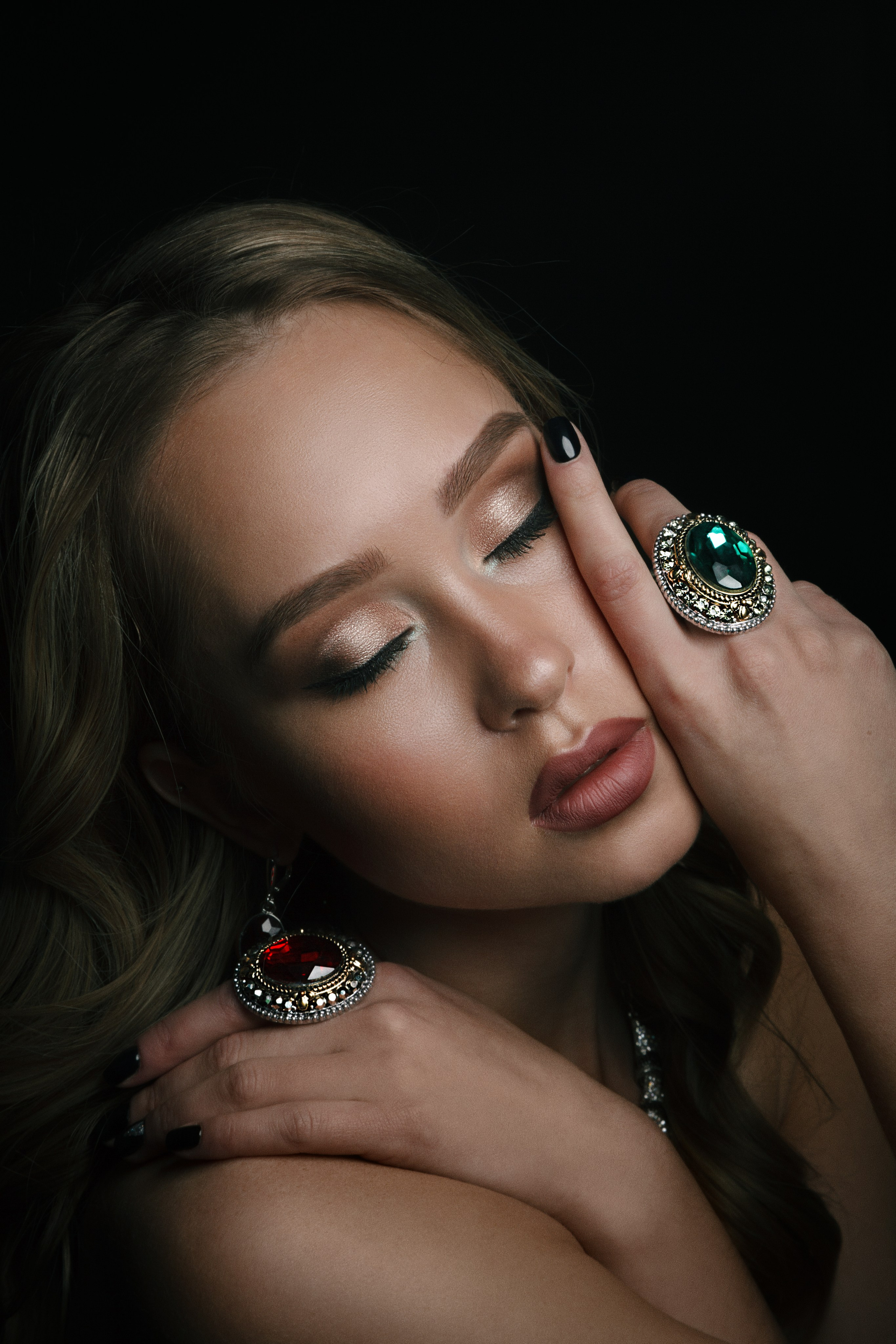 Фотосъемка украшений в Барнауле. Фотограф для бизнеса, маркетплейсов, контента и соцсетей в Барнауле Савинкова Виктория