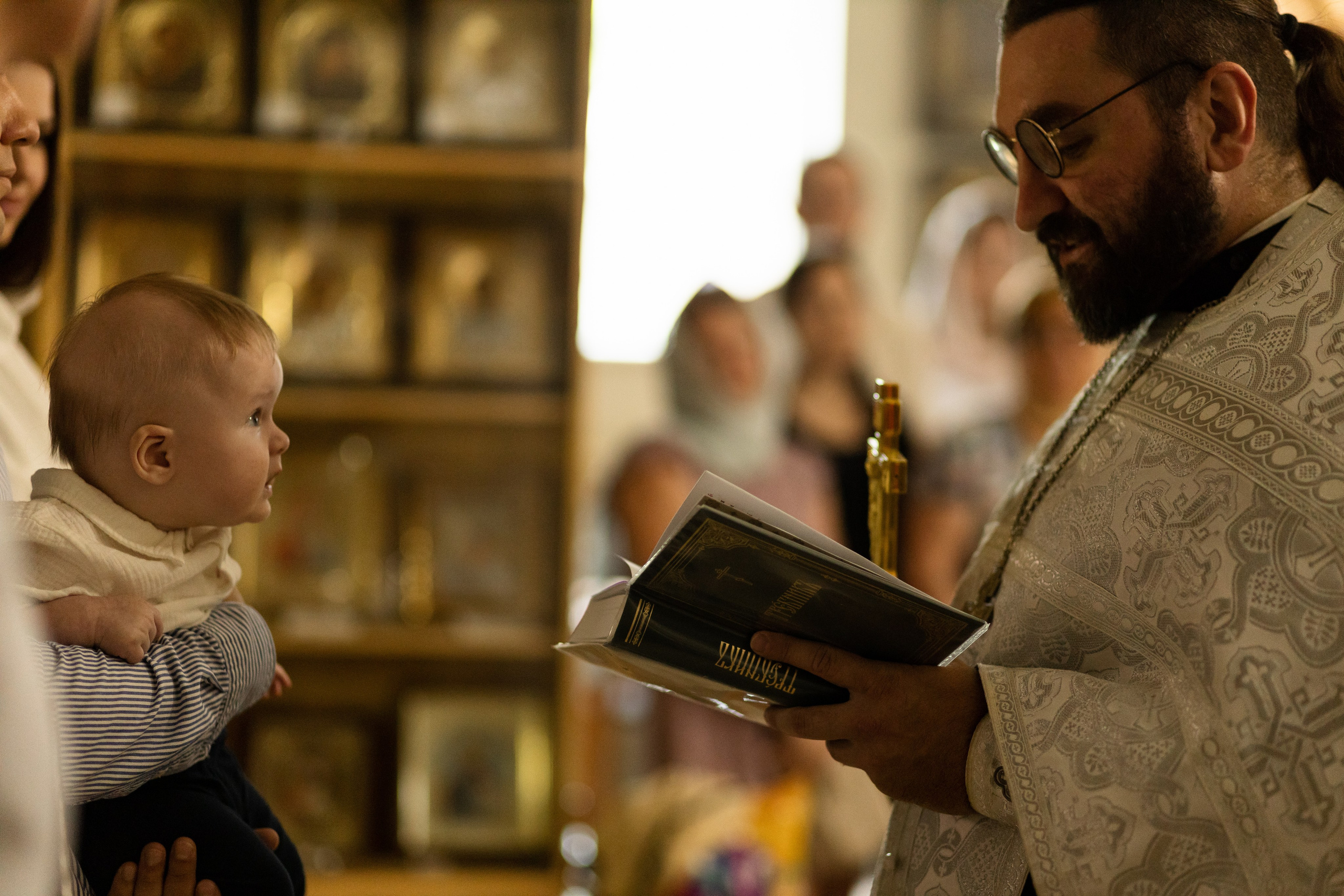 Таинство крещения Романа в Церкви Георгия Победоносца. Анастасия Безуглова- свадебный фотограф в Таганроге