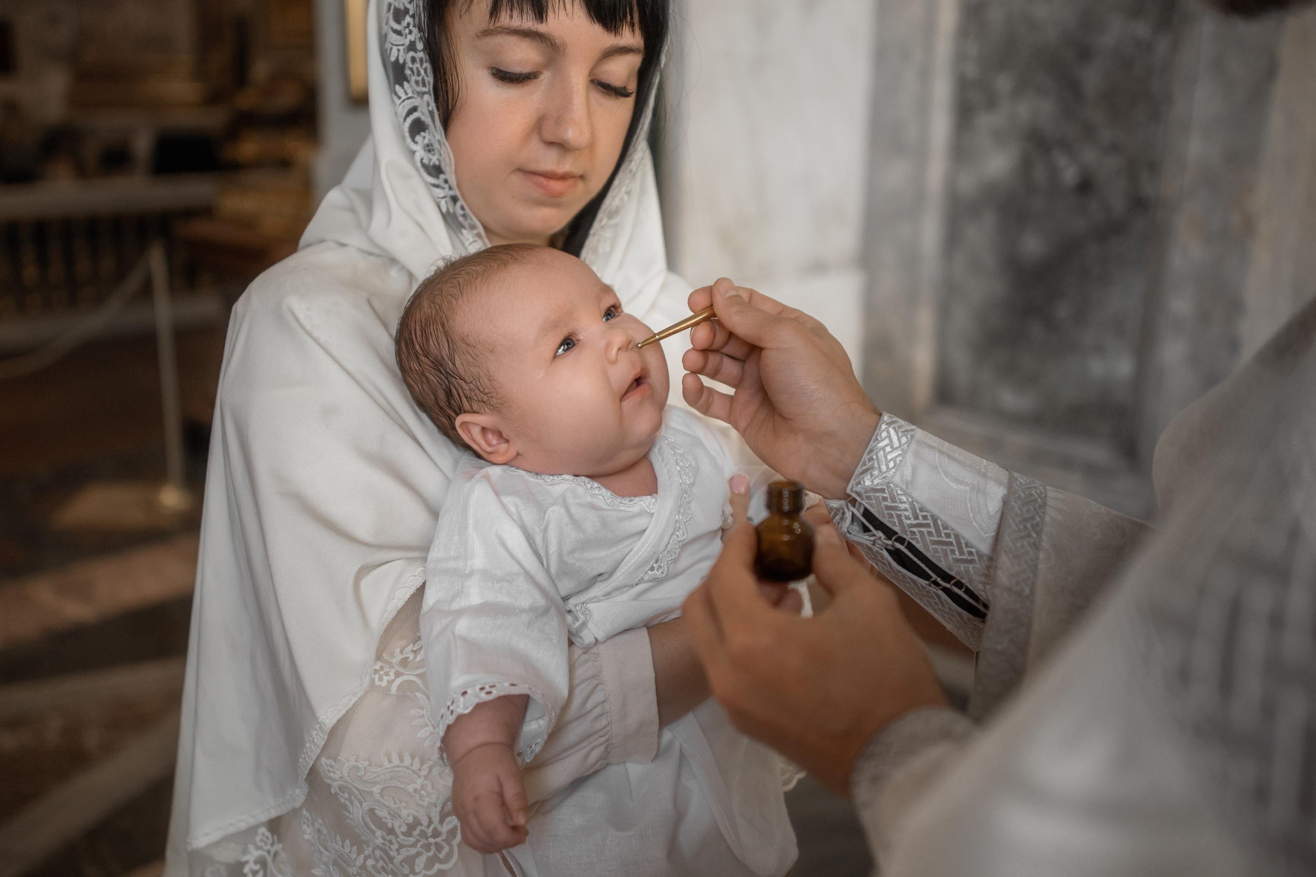 миропомазание младенца во время крещения в Исаакиевском соборе