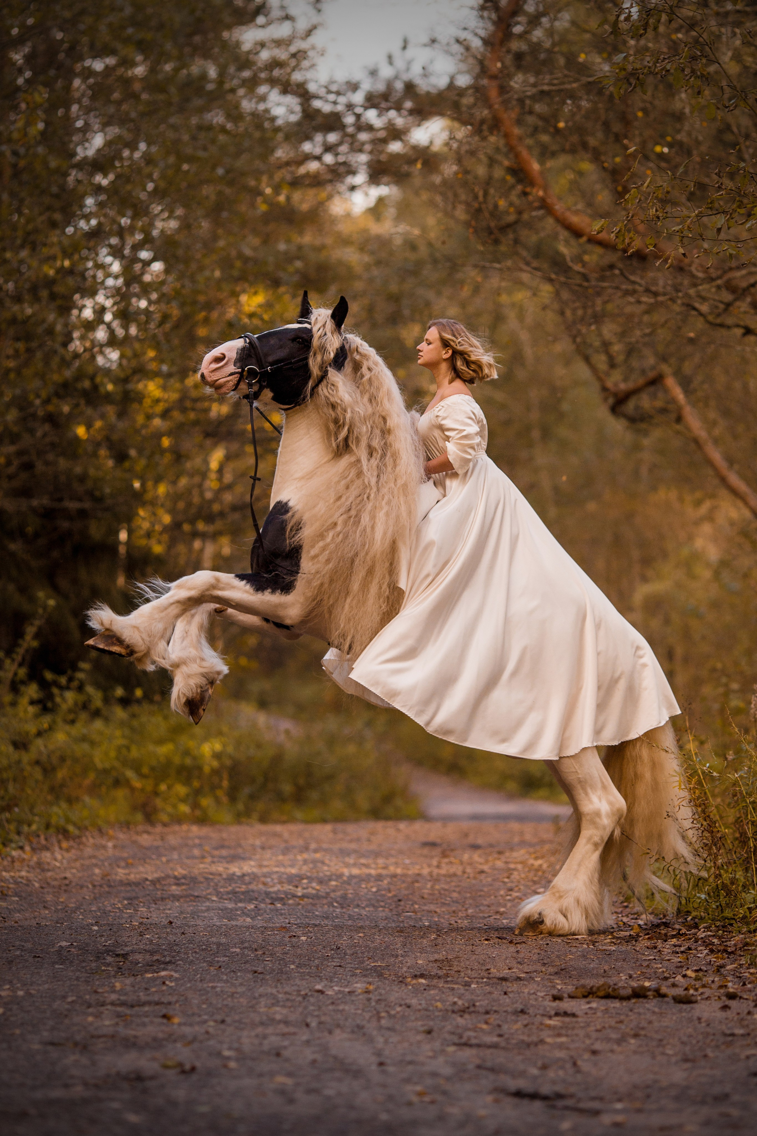 Фотосессия в белом платье в сосновом бору