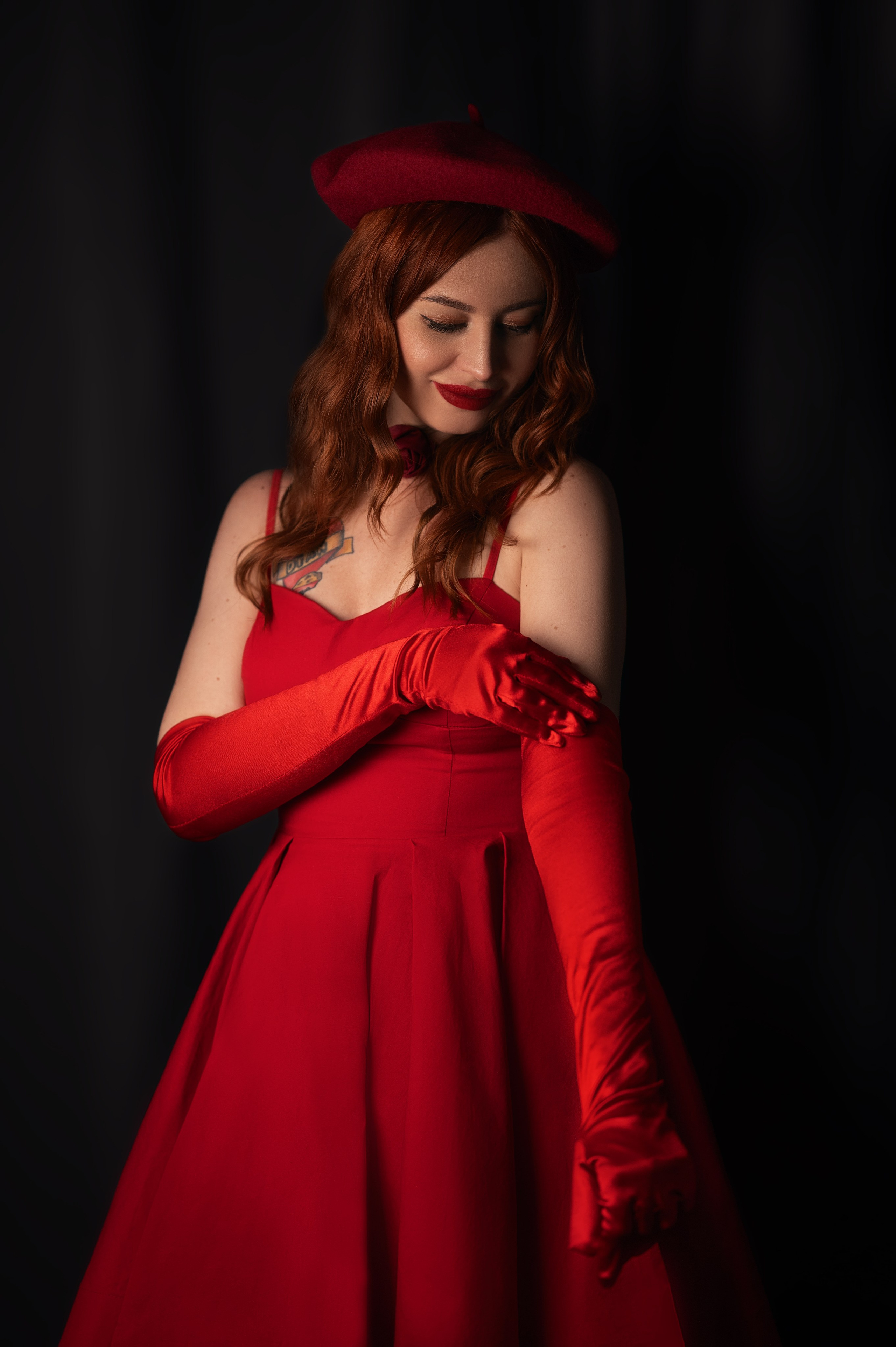 Елизавета Жуйкова (Волгодонск): съёмка в студии. Модель в элегантном красном платье и стильном берете.