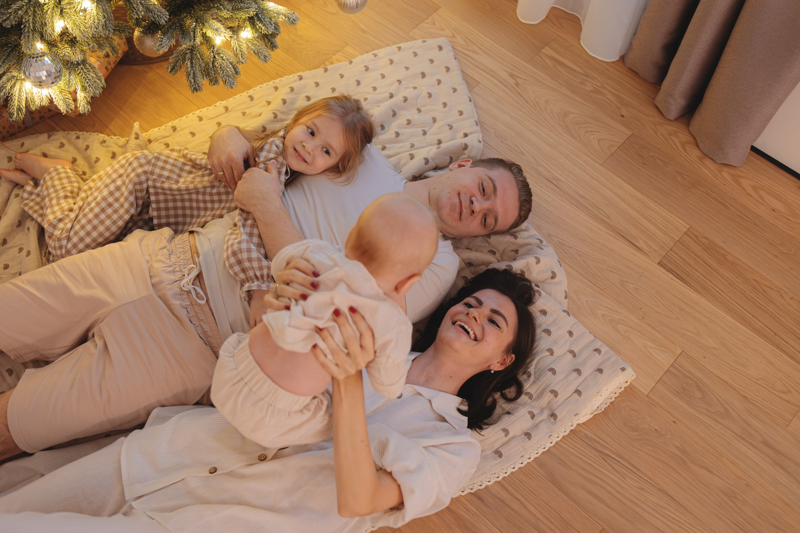 Новогодняя семейная фотосессия дома. Семейный фотограф в Москве 📸