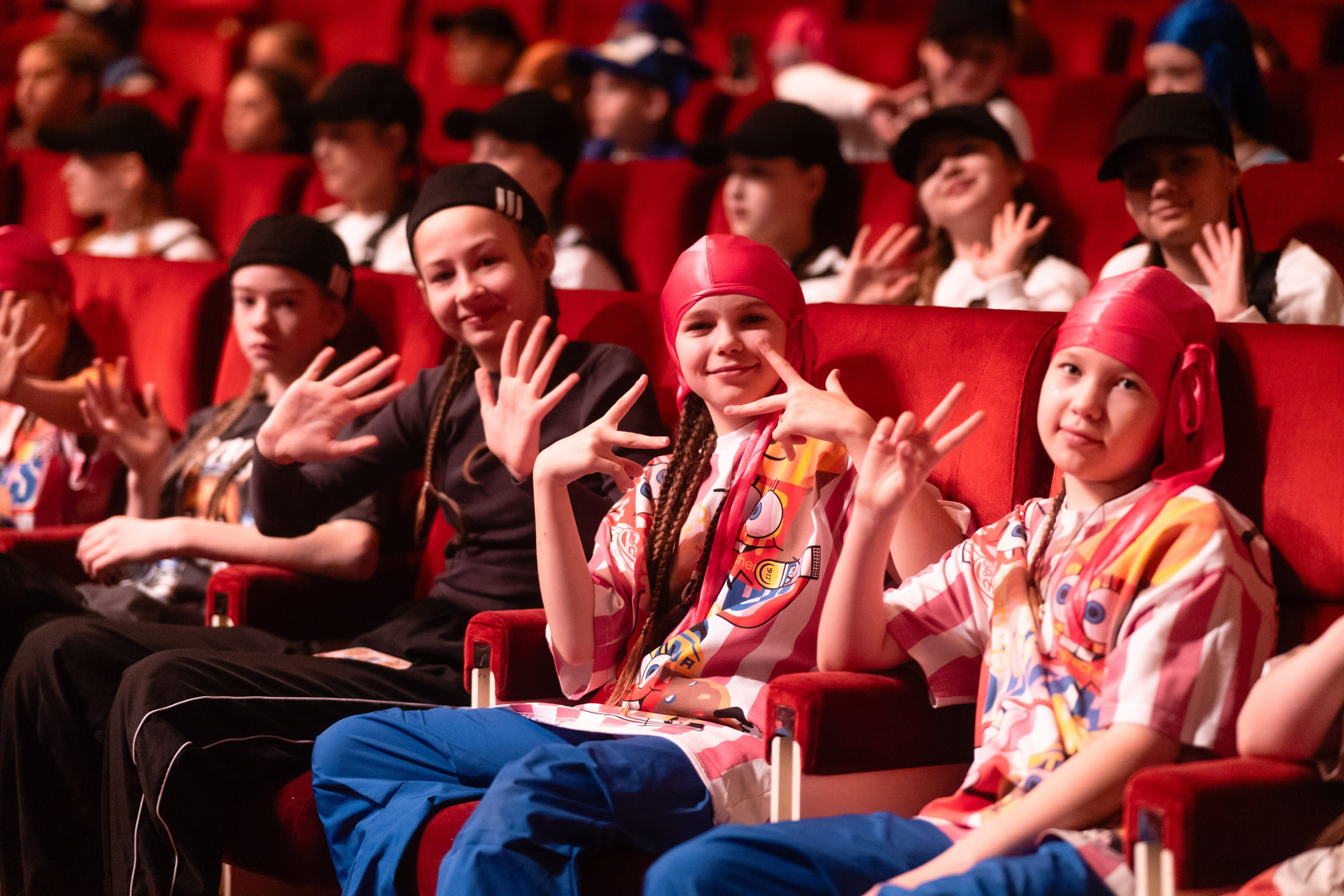 Зрители улыбаются в камеру в отеле Санкт-Петербург