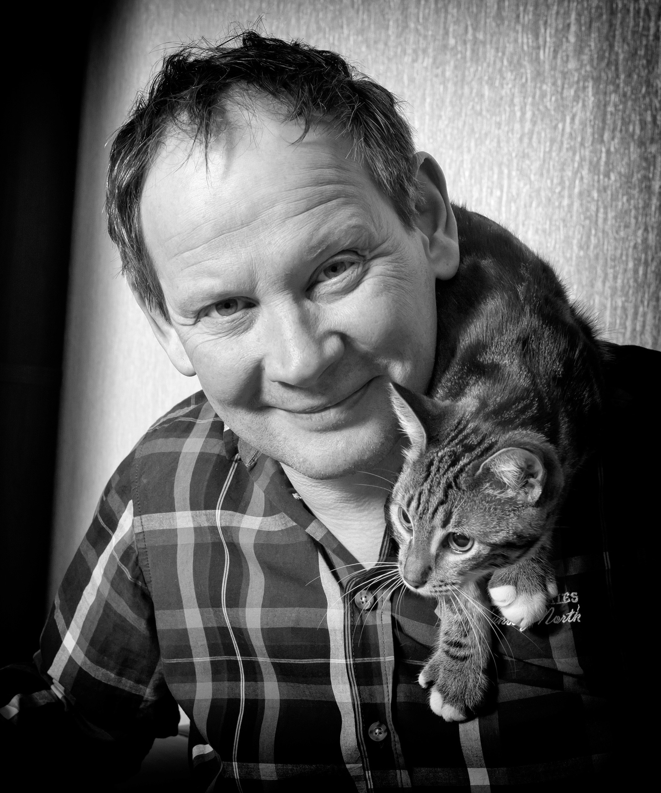 Человек и кошка. Портрет Даниила Спиваковского с котом. Съёмка с животными, съёмка домашних животных.