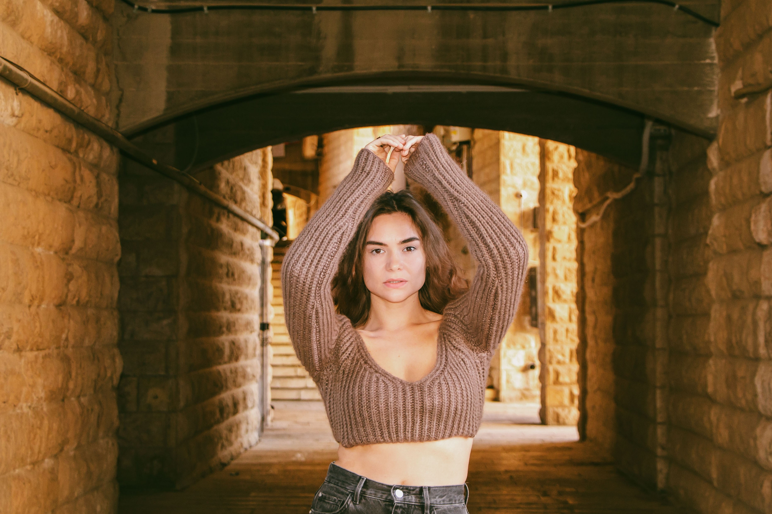 девушка среди каменных домов