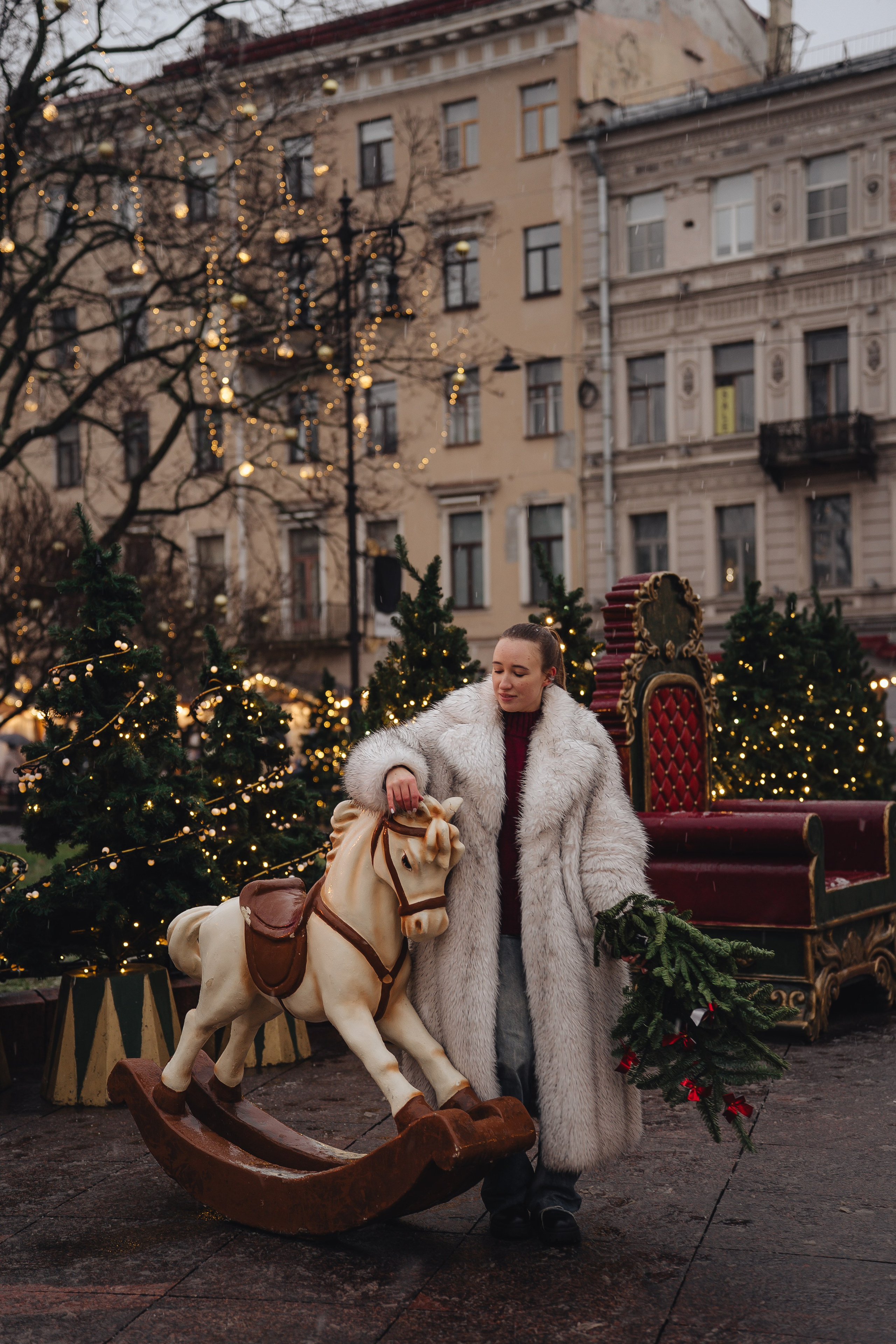 ПРОГУЛКА НА МАНЕЖНОЙ ПЛОЩАДИ ДЛЯ ДЕВУШКИ ПЕРЕД НОВЫМ ГОДОМ (НОВОГОДНЯЯ ФОТОСЕССИИЯ НА МАНЕЖНОЙ ПЛОЩАДИ). Профессиональный фотограф, Санкт-Петербург — Виктория Богомолова