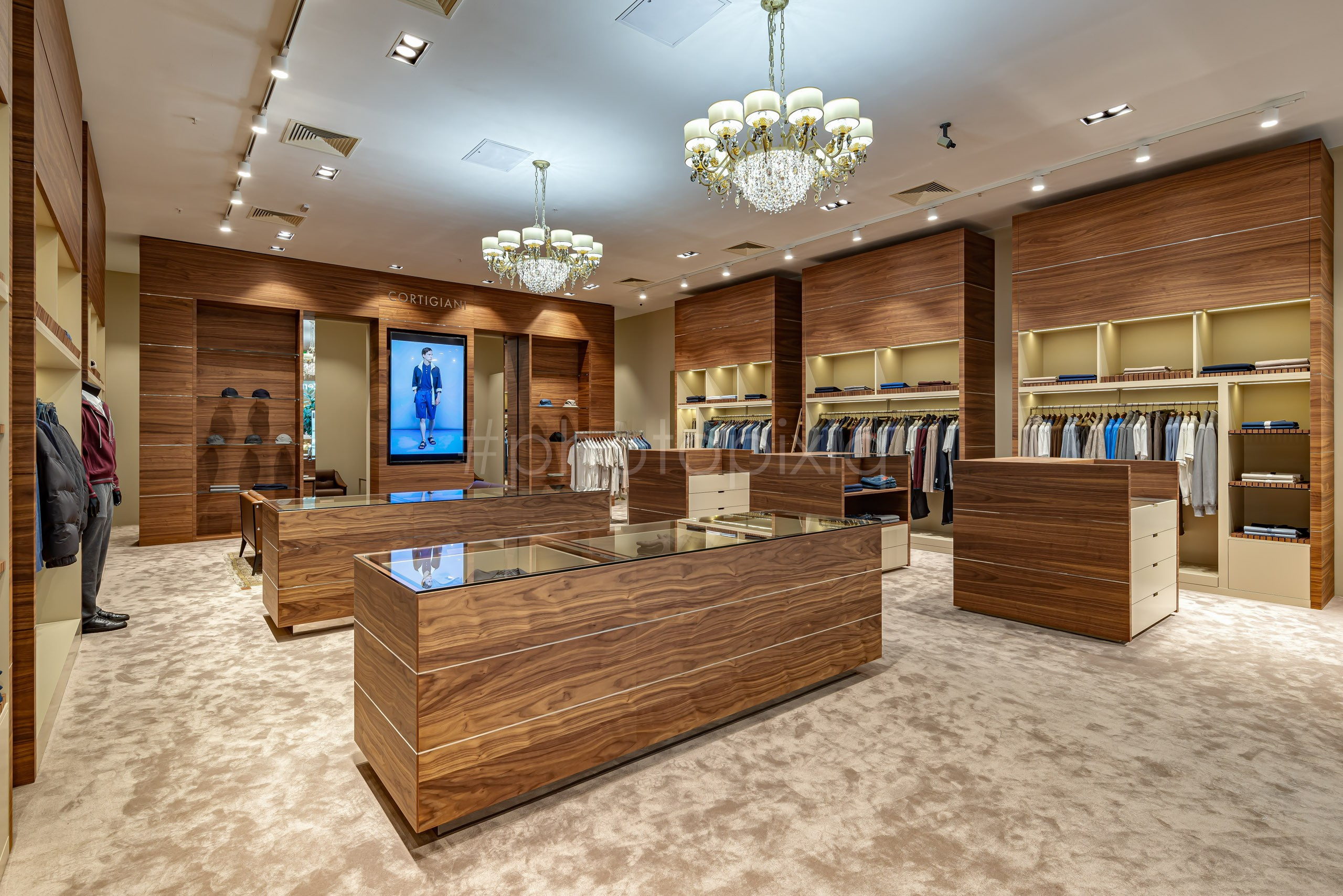 Интерьерная съёмка магазина одежды CORTIGIANI. Интерьерная съёмка и виртуальные туры — Интерьерный фотограф Кузнецов Сергей (photopixiq)