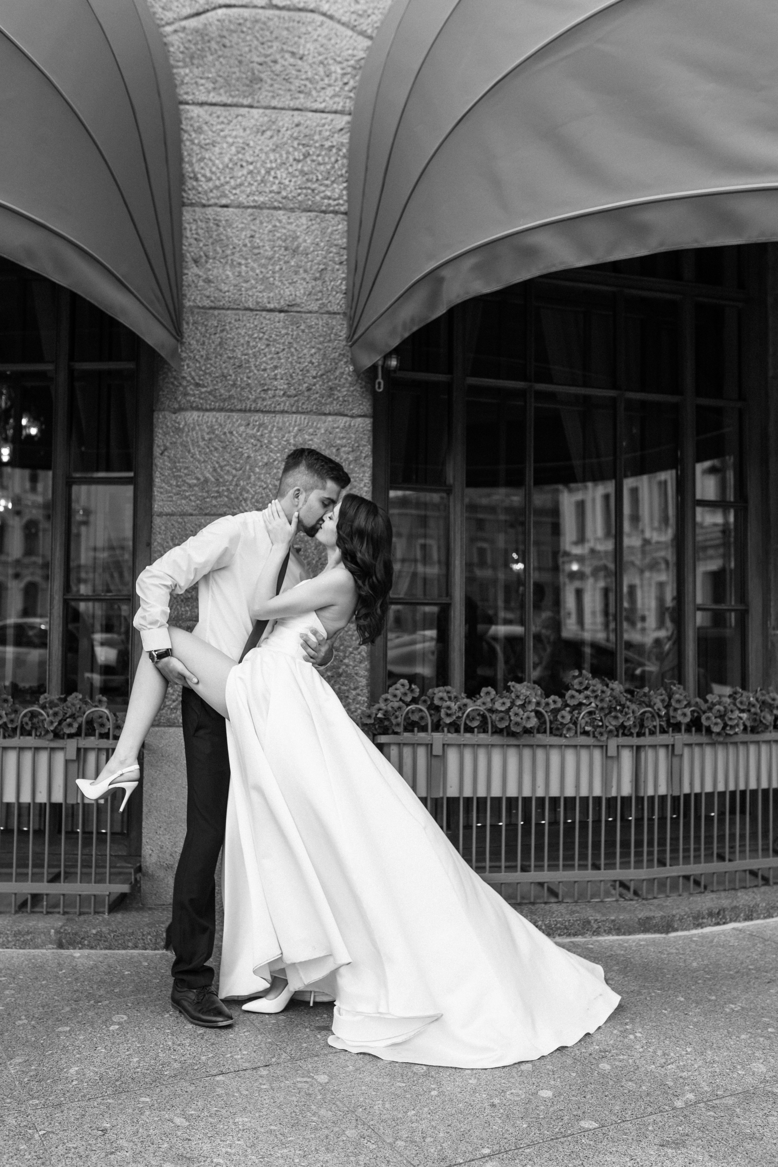 Прогулки во время свадебного банкета. Happiness is in the moments