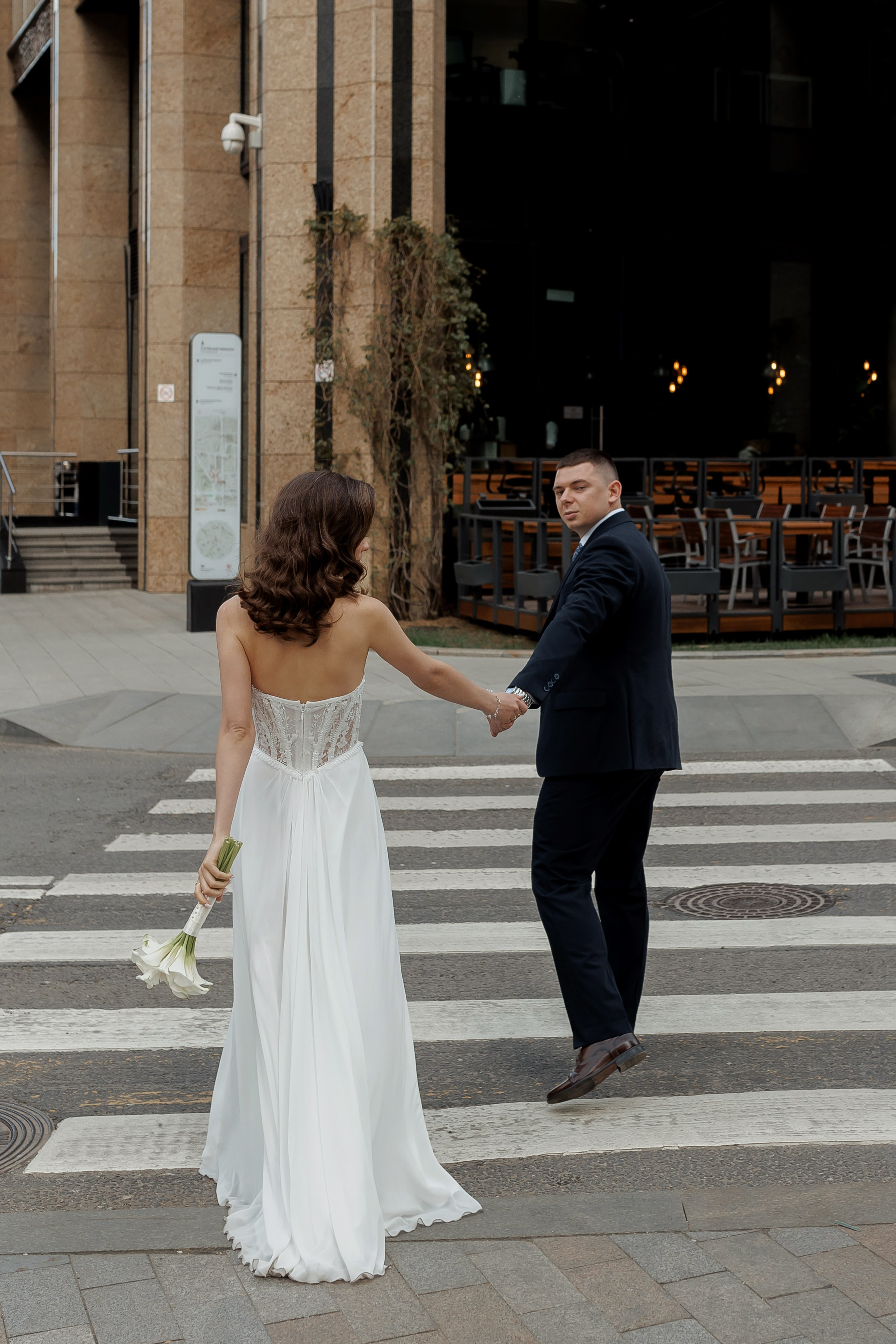 Свадебная прогулка по городу. Свадебный фотограф в Москве Дарья Олендарёва