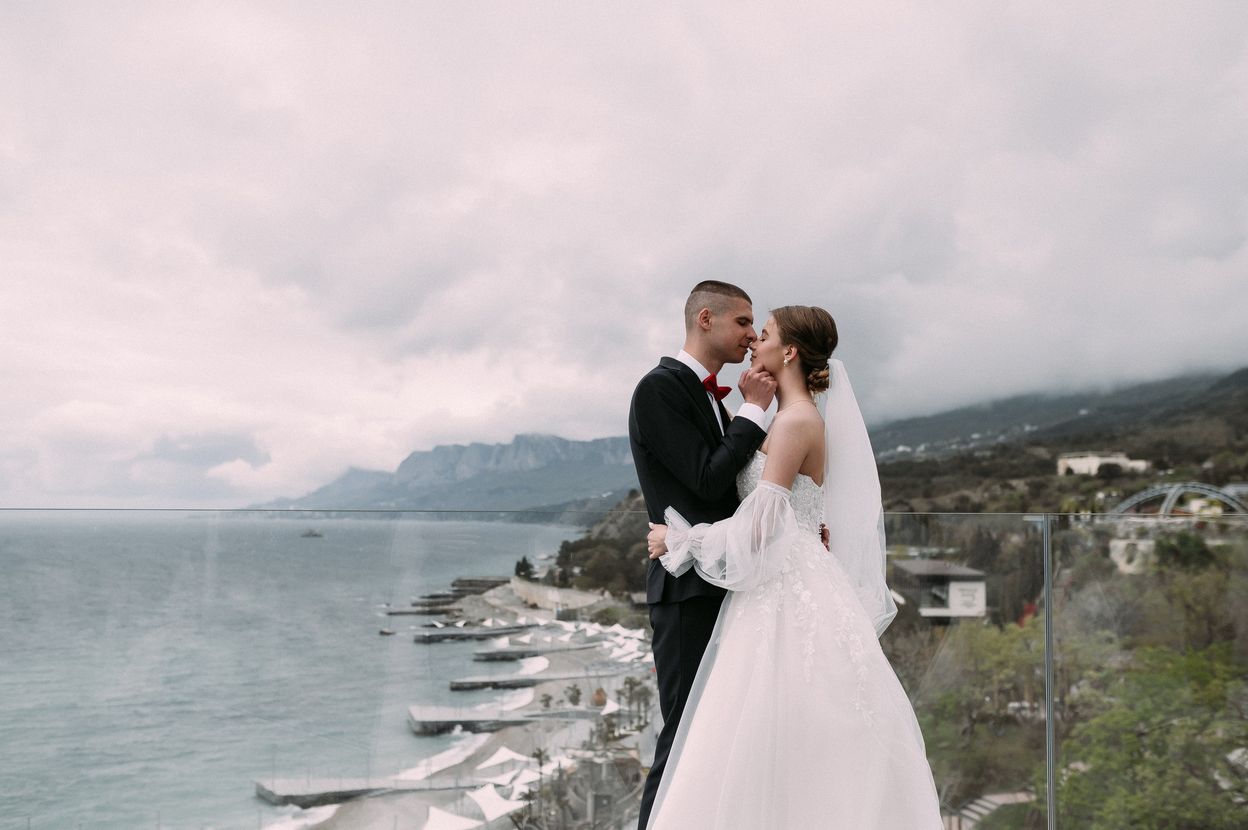 Свадебное утро и прогулка красивой яркой пары. Свадебный и семейный фотограф в Симферополе Дарья Маркова