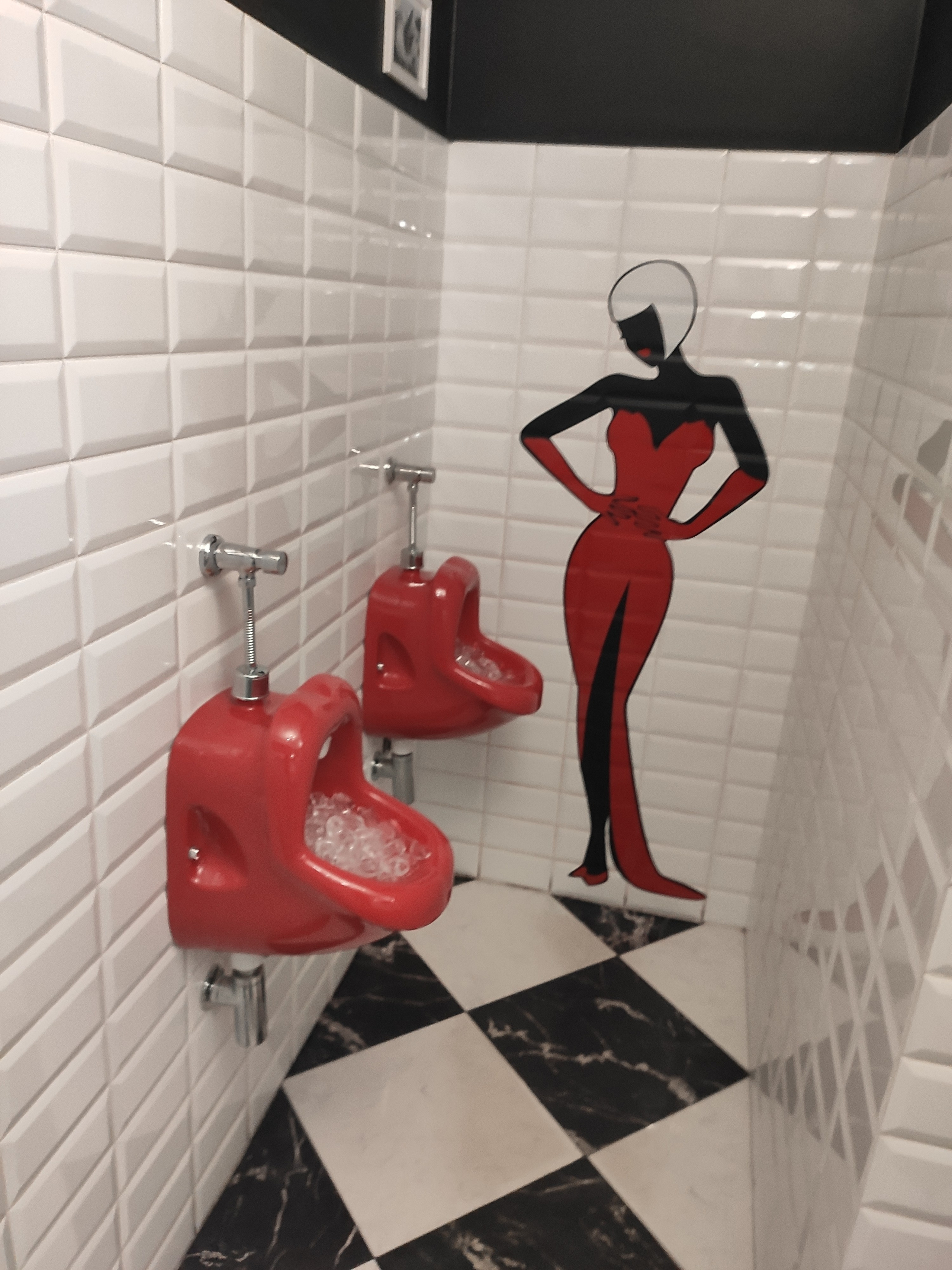 Петрозаводск в центре очень опрятный и зеленый город, пустынные улицы, вкусные рестораны с современным дизайном. 