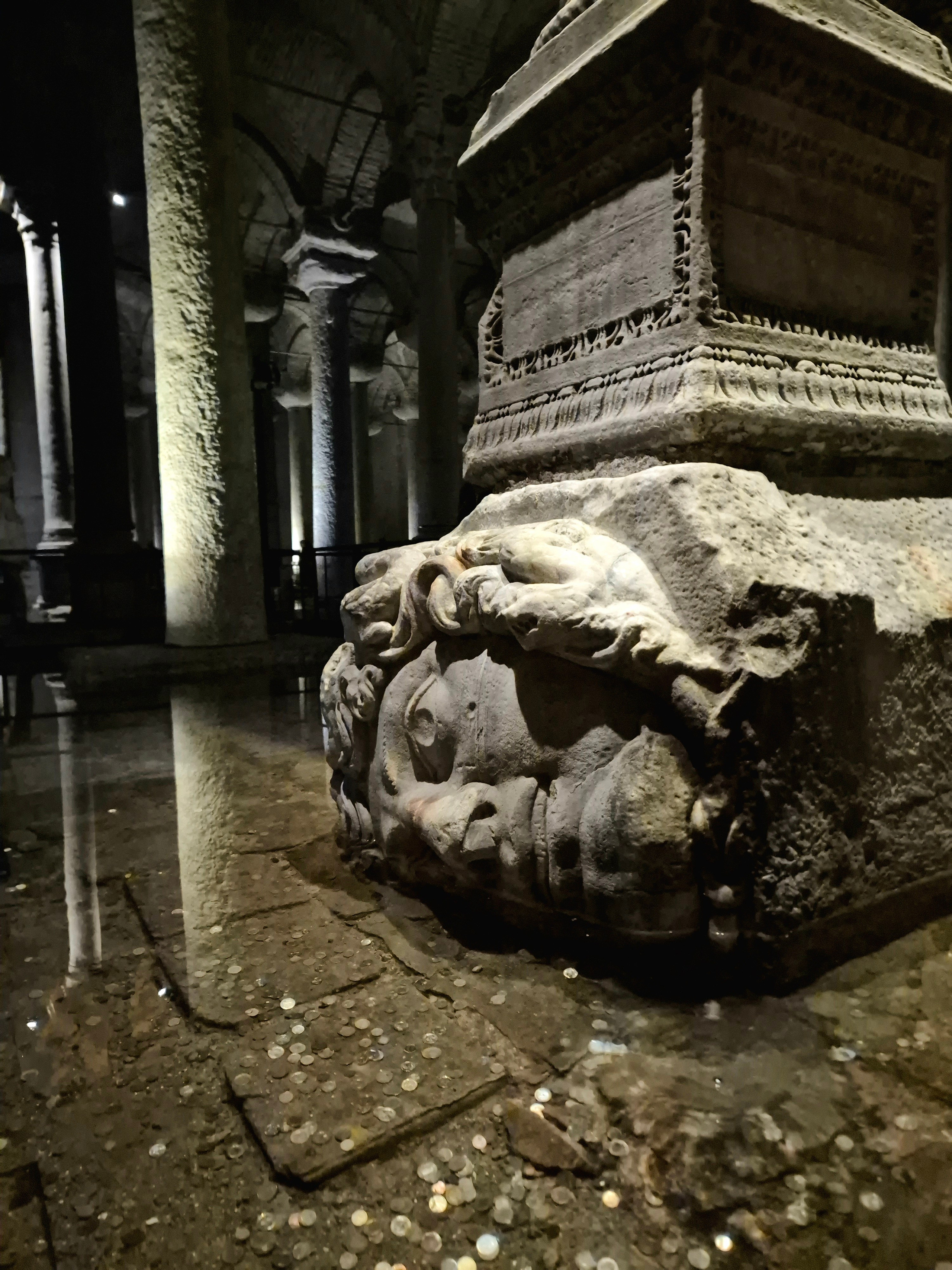 Идеальное время гулять, изучать наследие Восточной Римской Империи. Голова медузы Горгоны в основании колонны