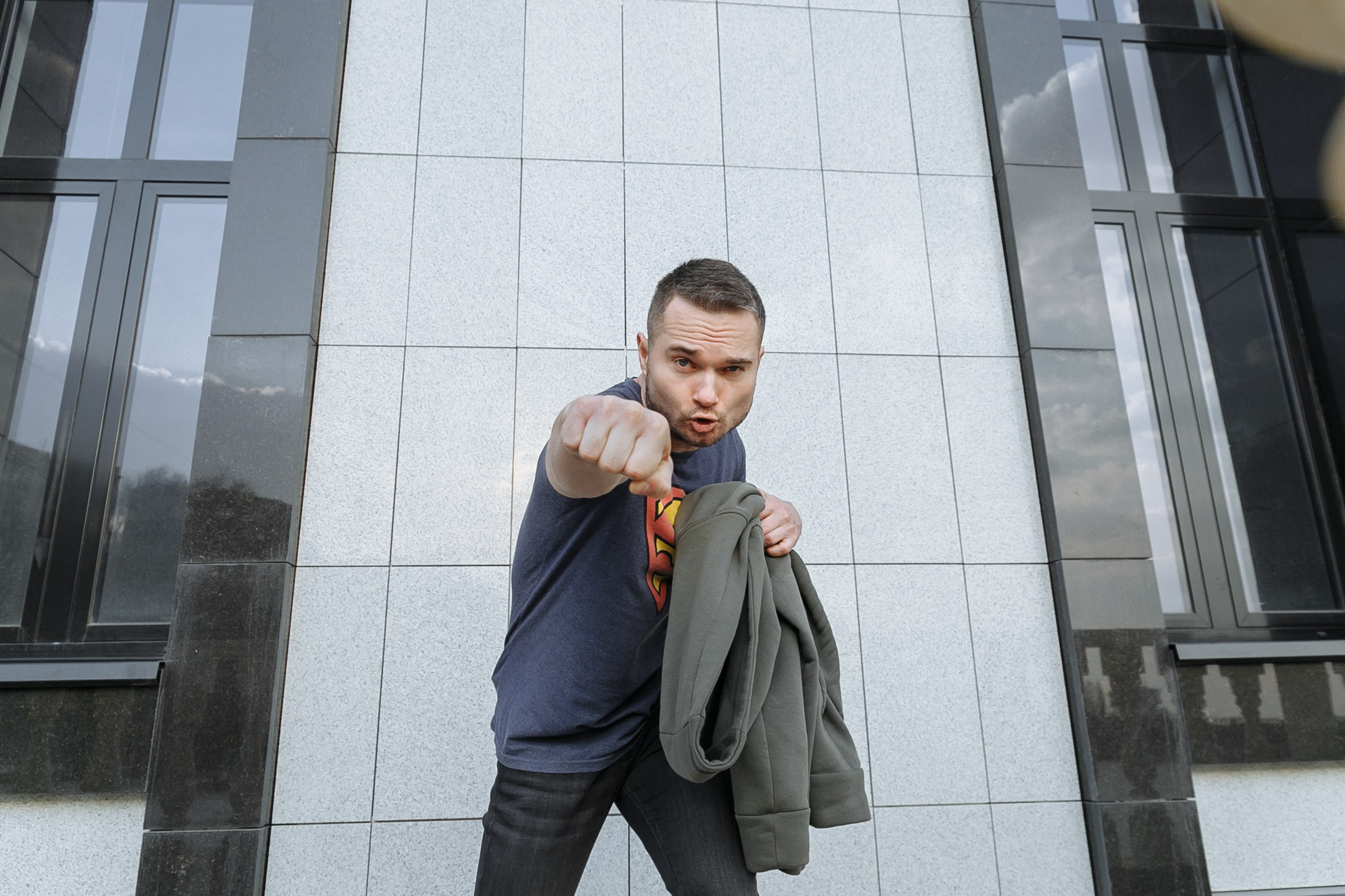 Виктор Попов, человек в футболке супермена. Событийный фотограф Максим Бескоровайновнов