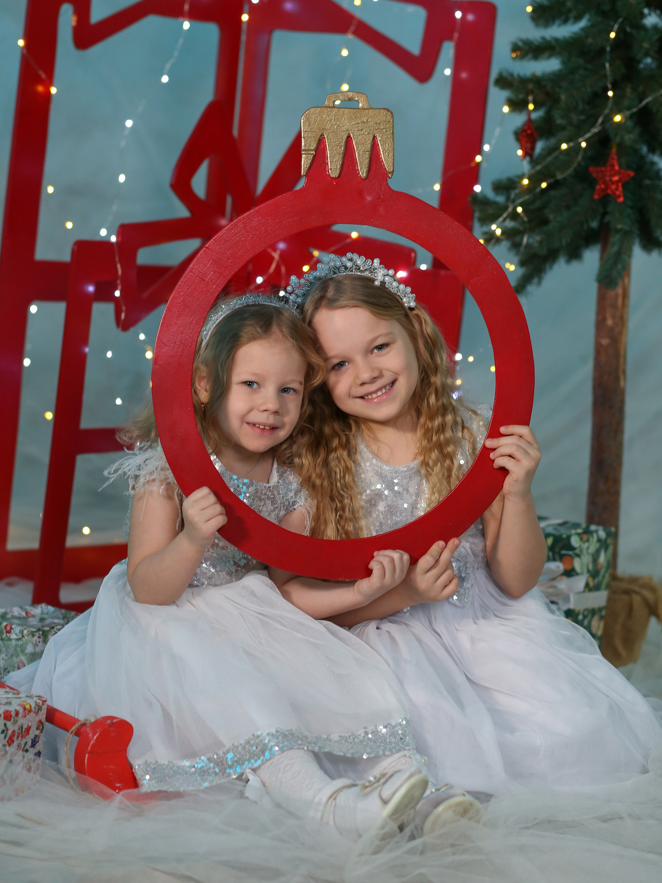 Общее фото в детском саду с выездным реквизитом в Тюмени. Выпускные альбомы в Тюмени для школ, садов, вузов спортивных секций