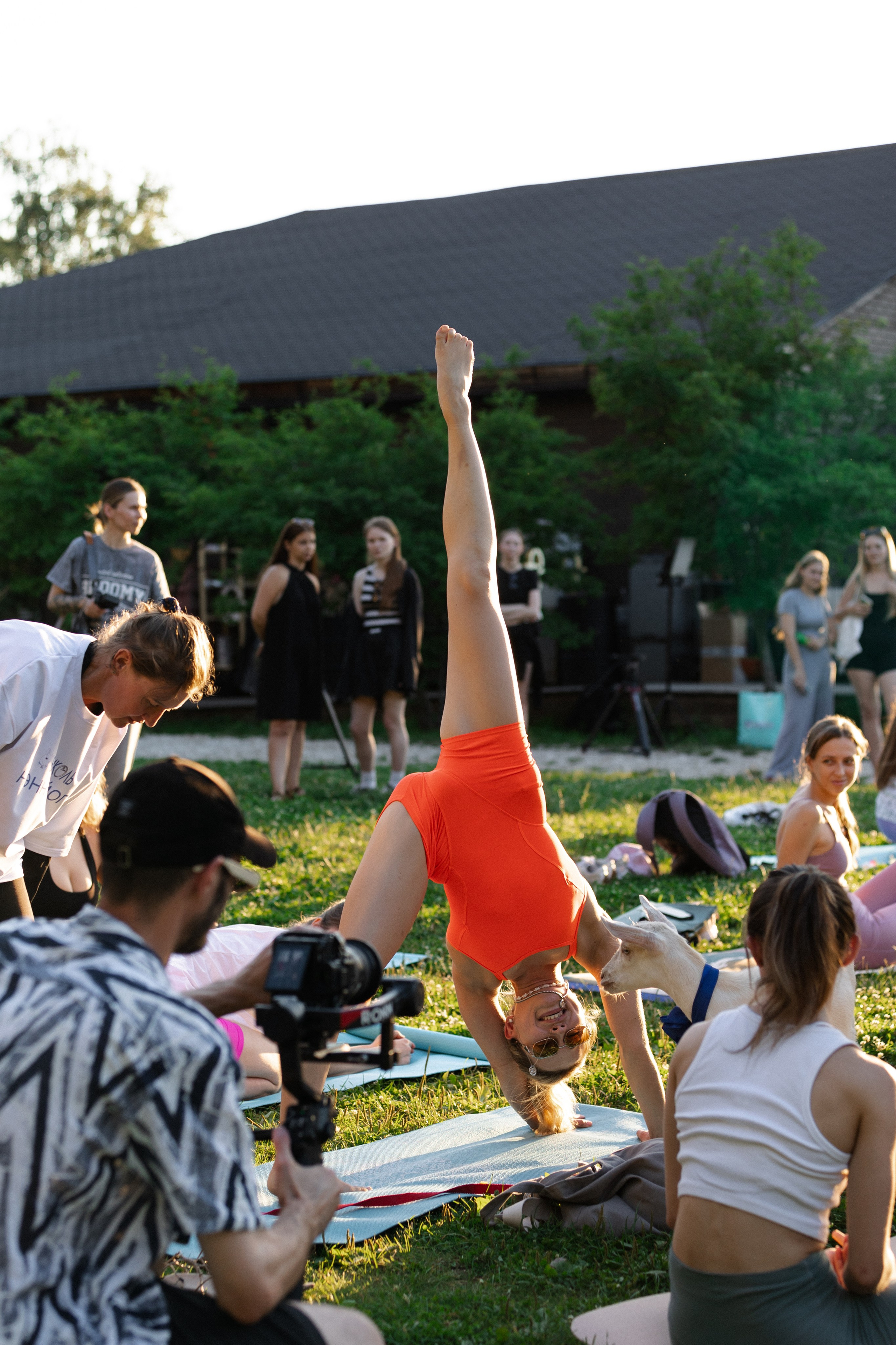 Нэннийога в парке горького. Репортажный фотограф. Свадебный фотограф в Москве Мария Крош
