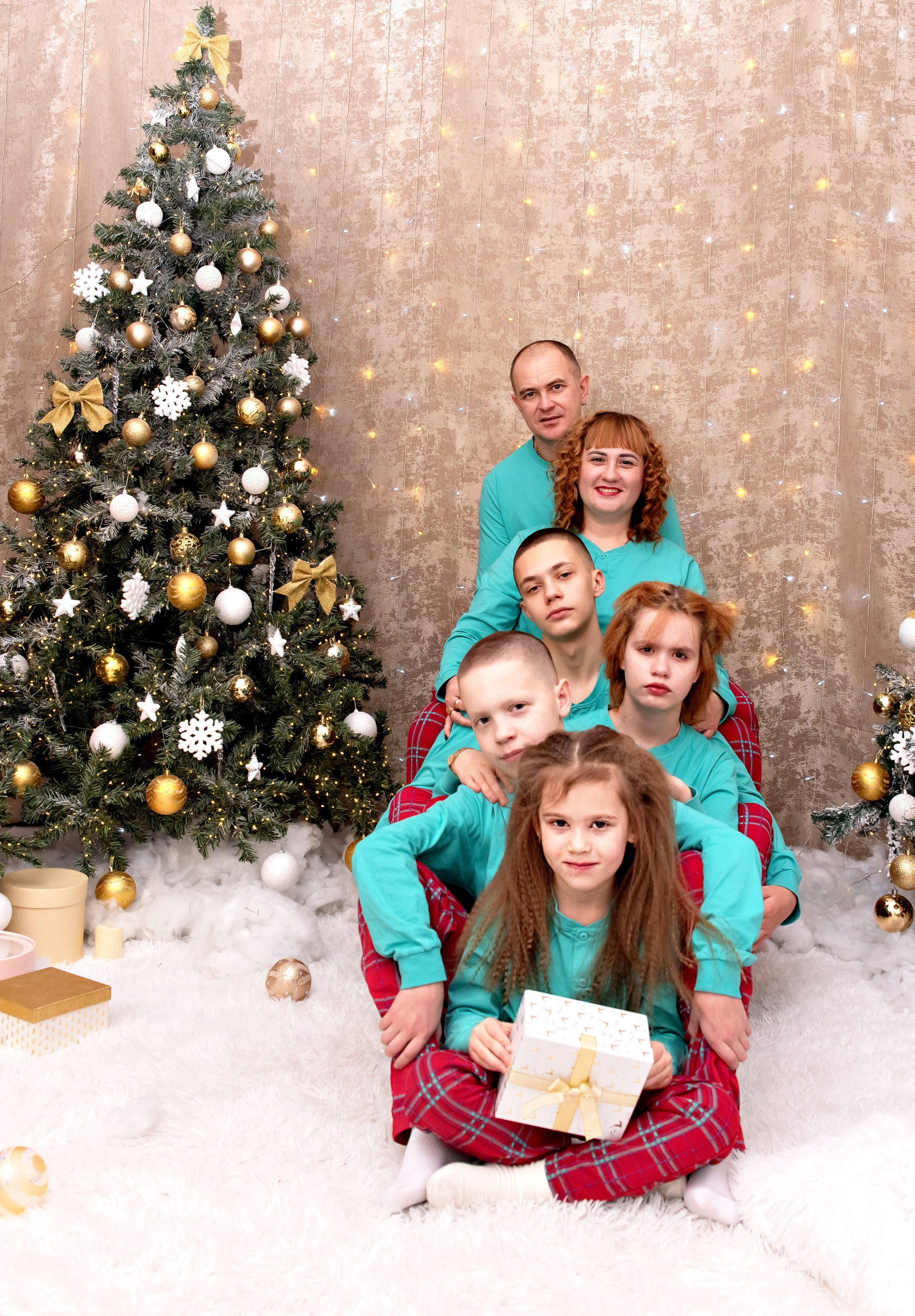 Новогодняя семейная фотосессия для большой и дружной семьи Кристины Данелькевич. Свадебный и семейный фотограф в Кыштыме Челябинске Марина Шигапова