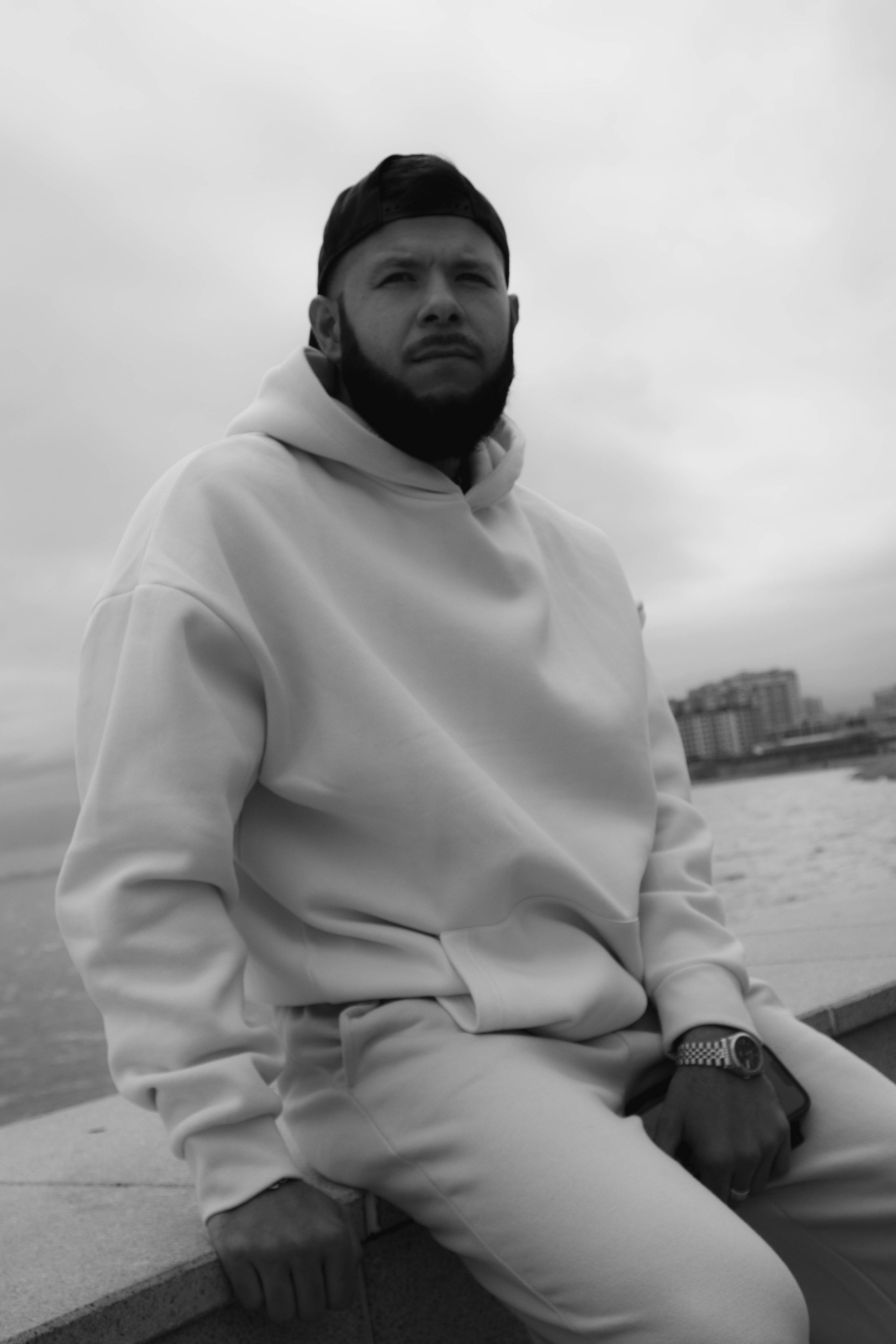 О. Уличный фотограф Города N