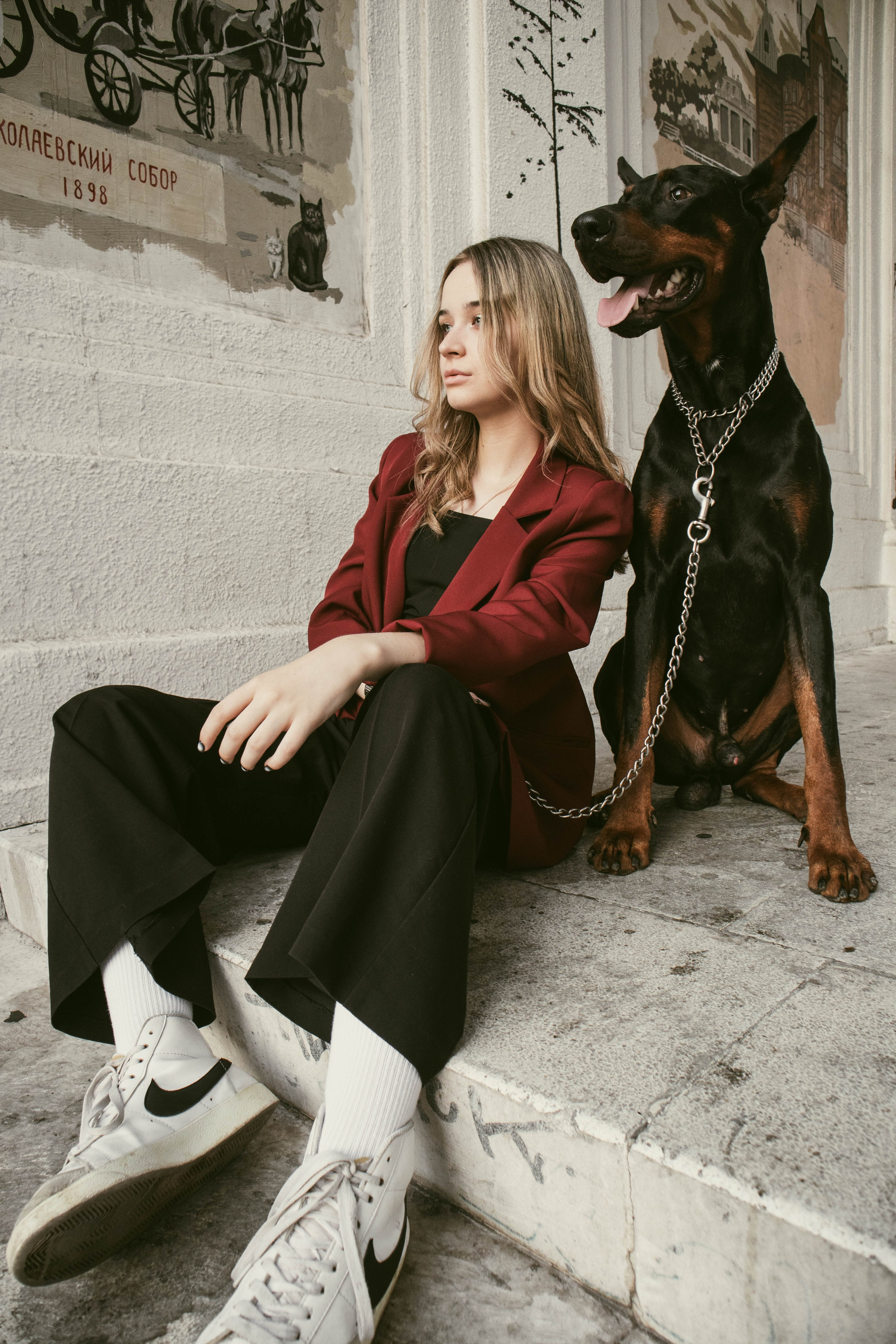 «Жизнь в ритме шага: пара с доберманом». Уличный фотограф Города N