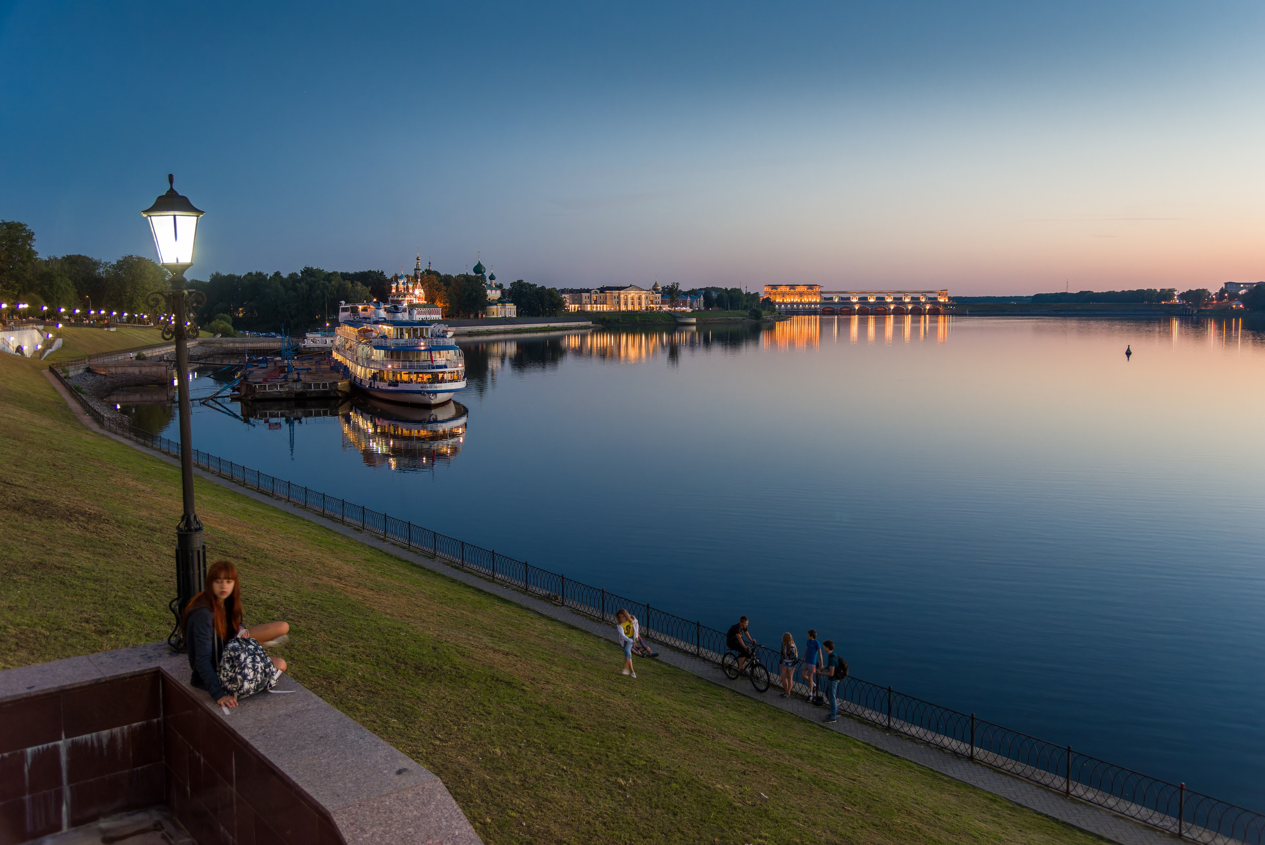 Вечер на набережной Волги в Угличе