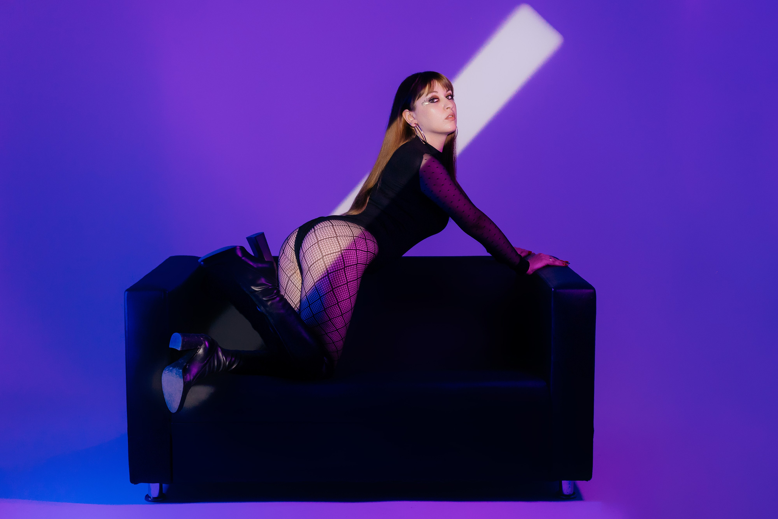 Фотосессия в неоновом свете в фотостудии. Фотограф и видеограф Смоленск | Студия Цезарь