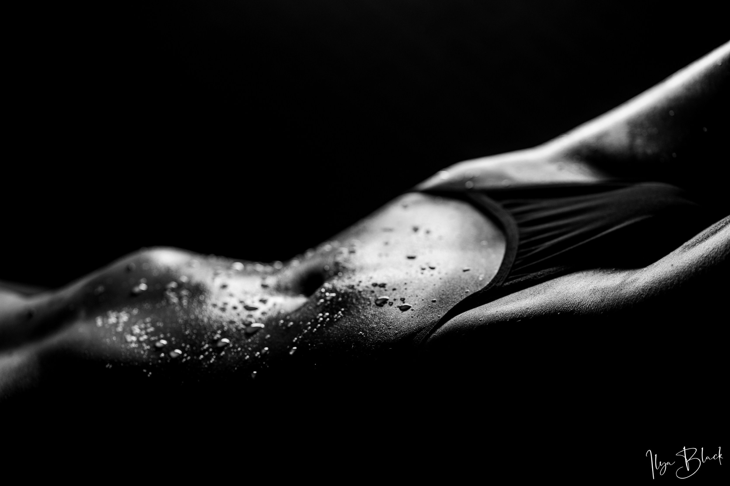 B&W. Приветствую!  Я Ilya Black, увлечен фотографией и работаю в разных жанрах, от динамичной уличной съемки до изысканного фешена