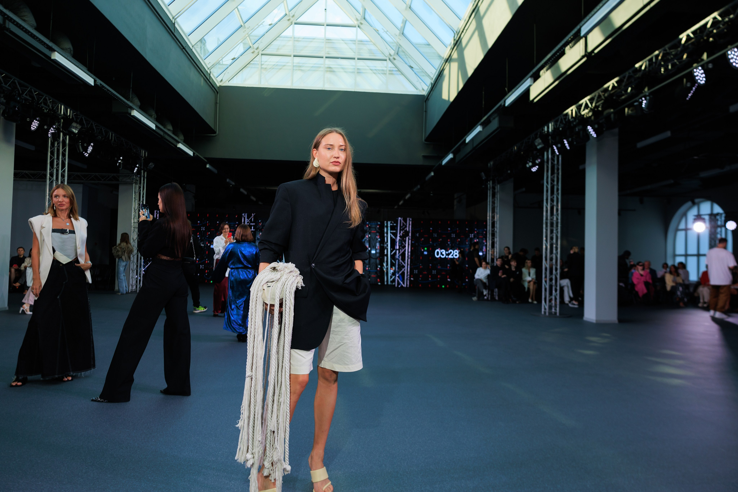 Фотограф для модного показа. Контент для бизнеса в Екатеринбурге Полдень Медиа