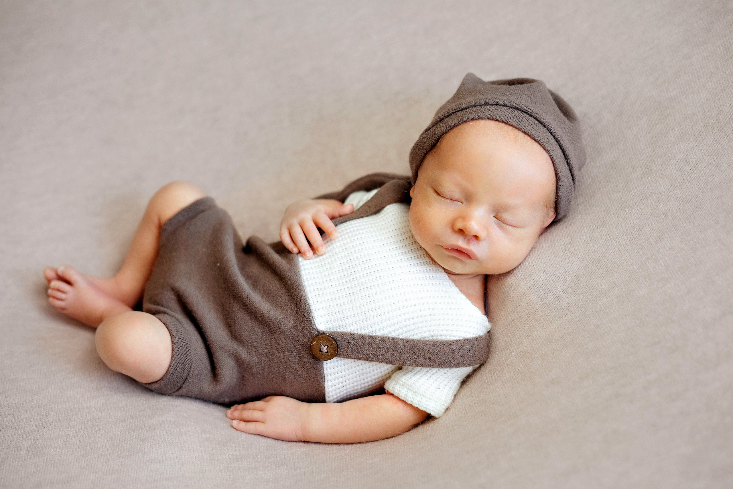 фото ньюборн в корзинке реквизит фотограф новорожденные малыши дети фотограф краснодар беременность лайфстайл