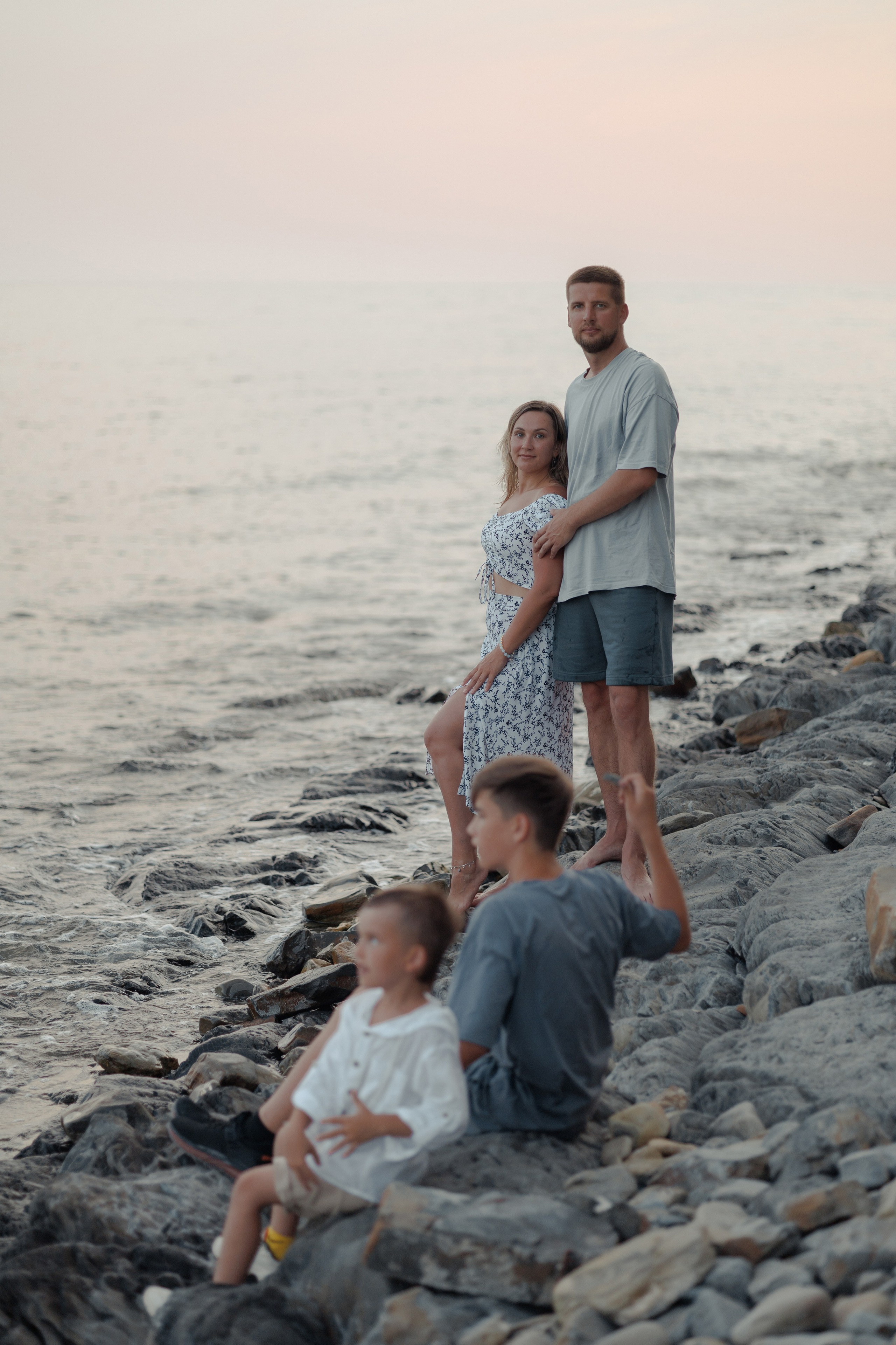 Семейная прогулка на берегу моря. Семейный и портретный фотограф в Геленджике Любовь Бодрова