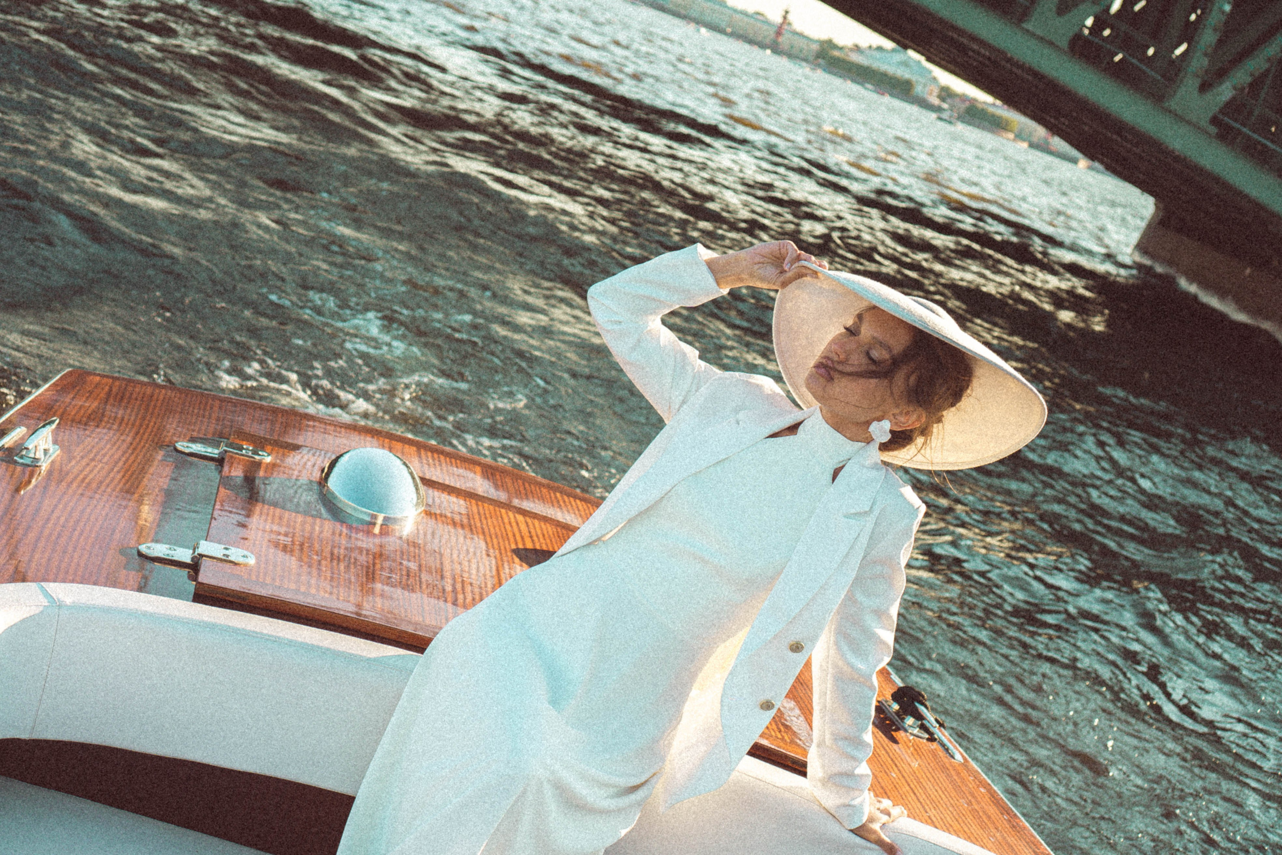 СВАДЕНБНАЯ СЬЕМКА НА КАТЕРЕ ПО КАНАЛАМ САНКТ-ПЕТЕРБУРГА И В АКВАТОРИИ НЕВЫ. Профессиональный фотограф, Санкт-Петербург — Виктория Богомолова