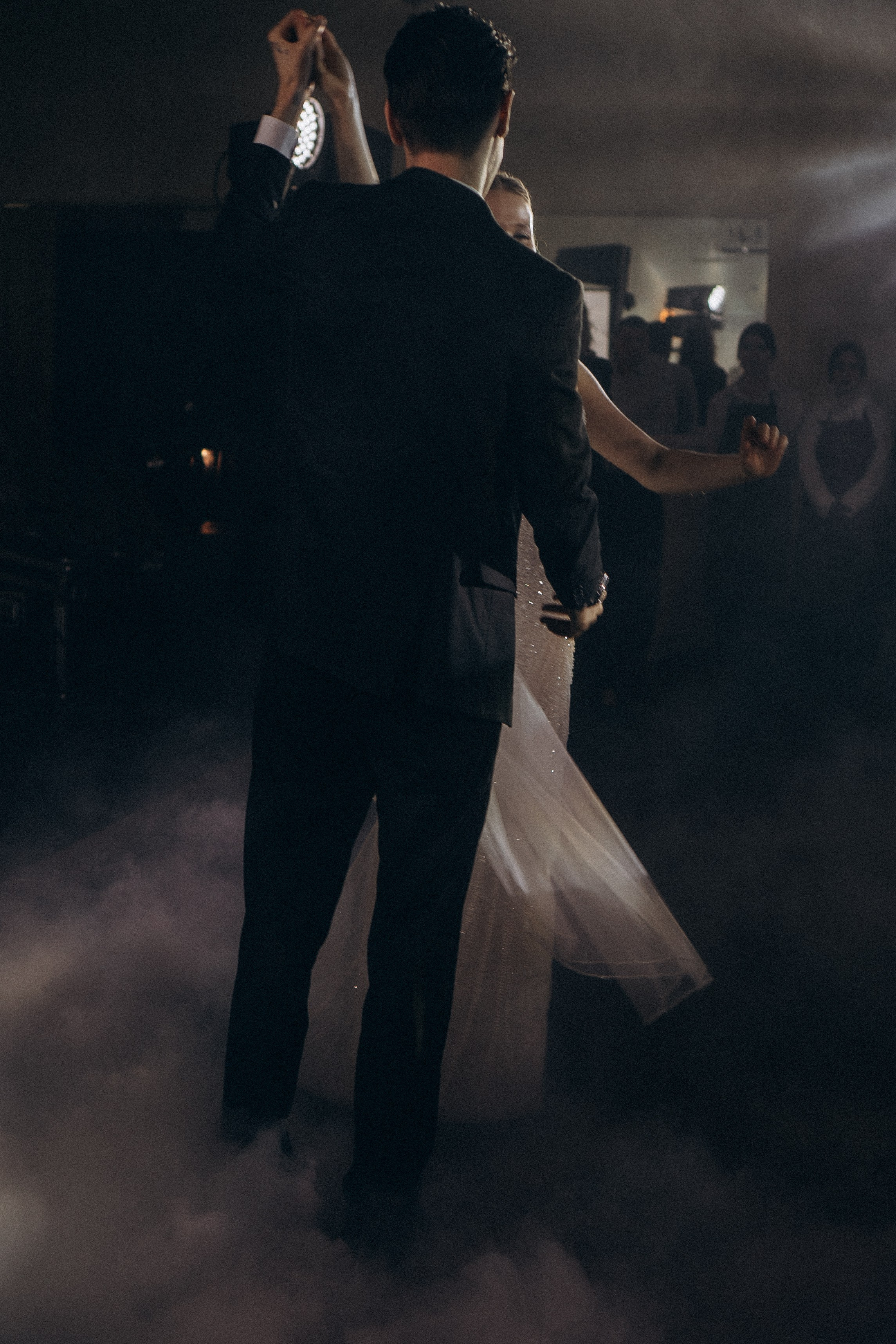 ПЕРВЫЙ ТАНЕЦ МОЛОДЫХ НА БАНКЕТЕ. ТРОГАТЕЛЬНЫЙ МОМЕНТ (СНЯТО В СИБИРЕ В НИЖНЕВАРТОВСКЕ). Профессиональный фотограф, Санкт-Петербург — Виктория Богомолова