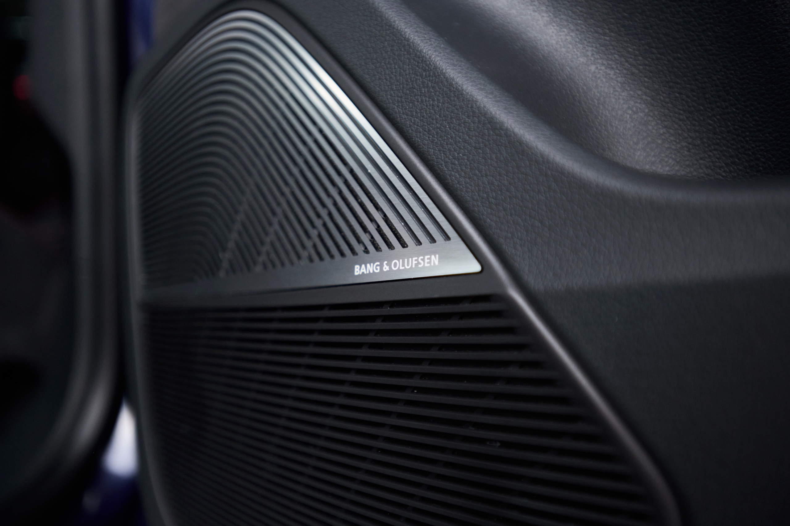 Акустика Bang & Olufsen в салоне Audi RS Q8 крупным планом