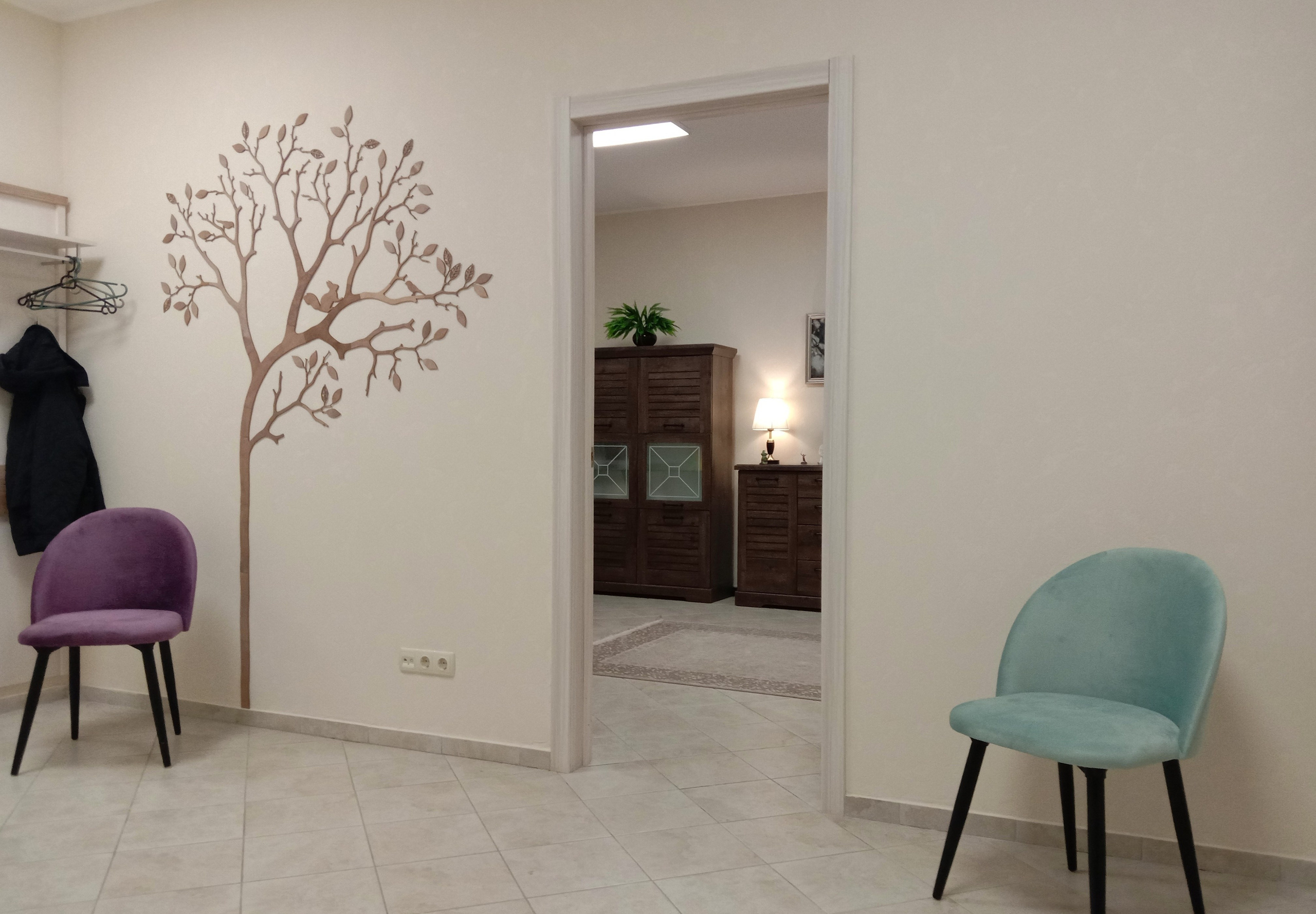 Уютный кабинет психолога в Севастополе приемная аппликация дерева в интерьере бирюзовый фиолетовый стул