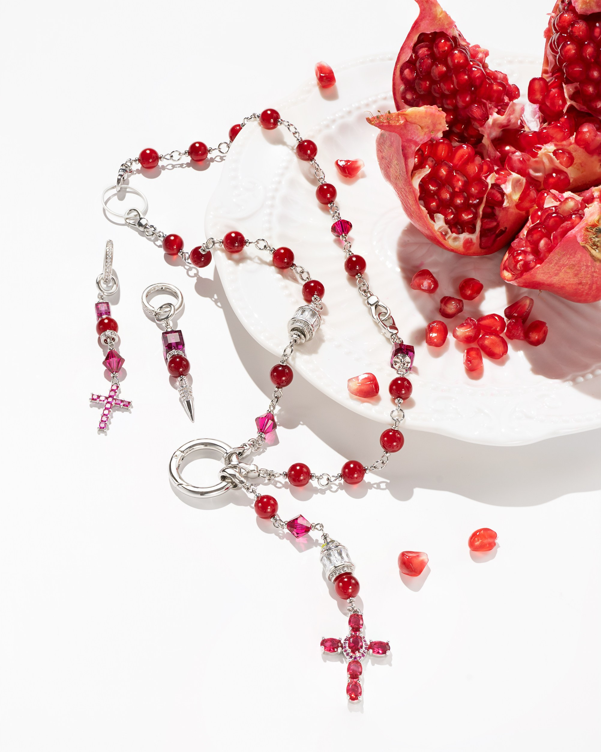 ювелирное изделие бусы с крестиком 