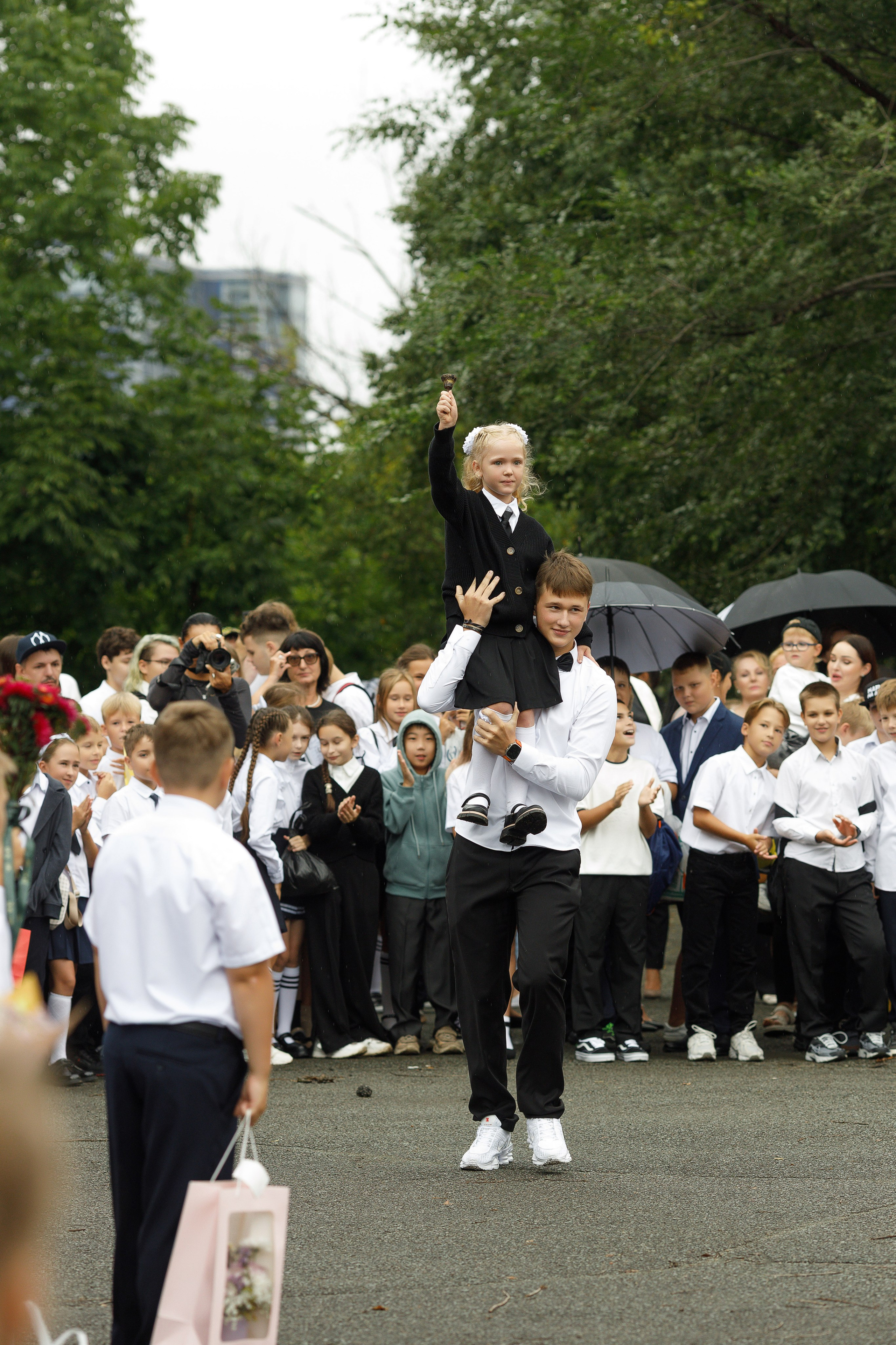 Линейка 11 клас Гимназия Артём. Photoalbum-vl.ru