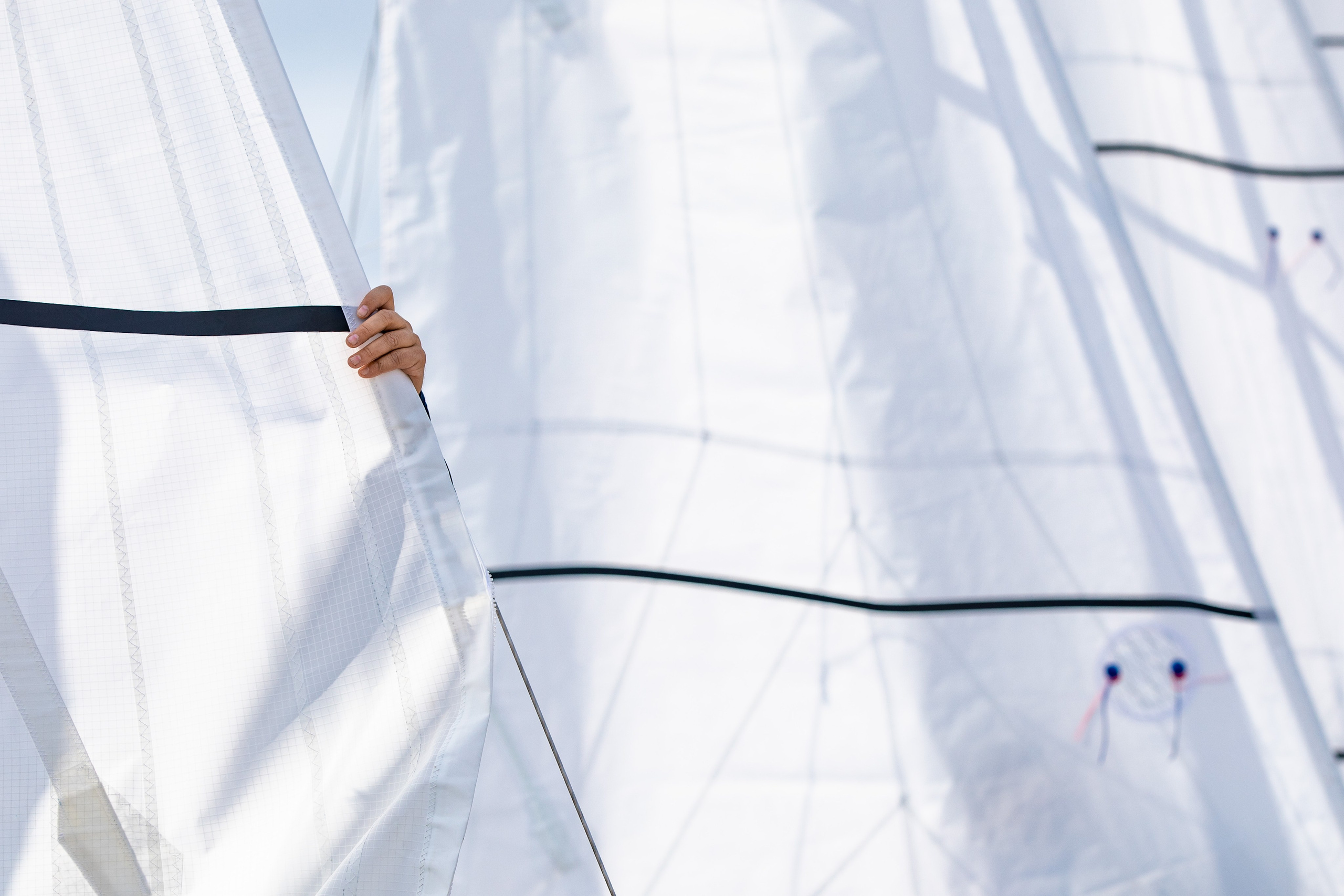 Парусная арт-фотография, рука на шкаторине.