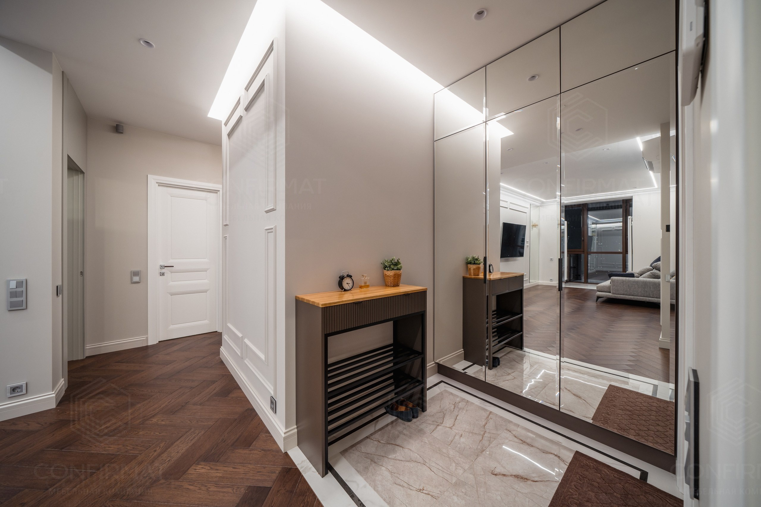 Зеркальный шкаф 40 см глубиной и обувница. Мебель на заказ