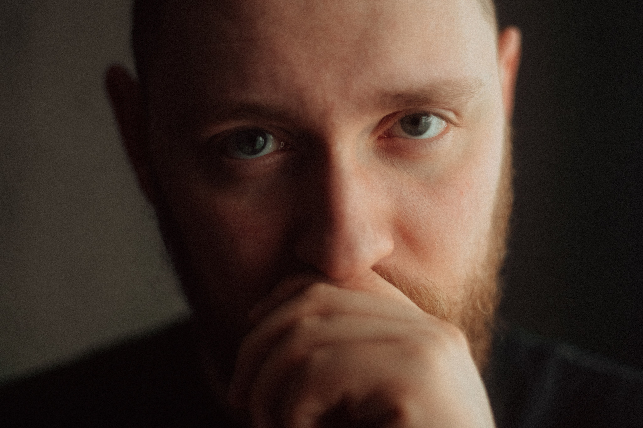 Портретная фотосессия в квартире, автопортрет