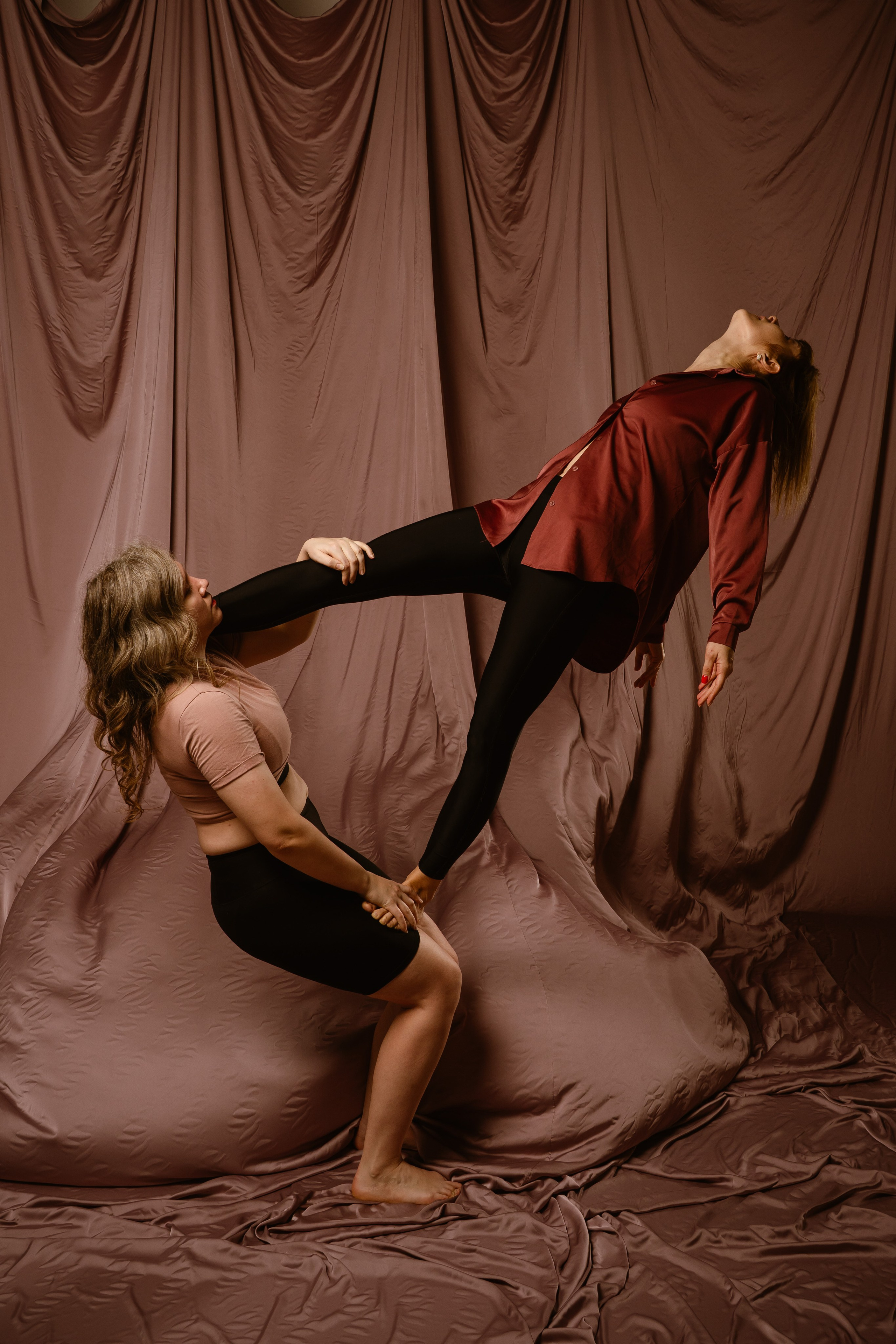 Фотосессия Акройогов с развевающейся тканью. Фотограф в Томске Григорий Шаповалов