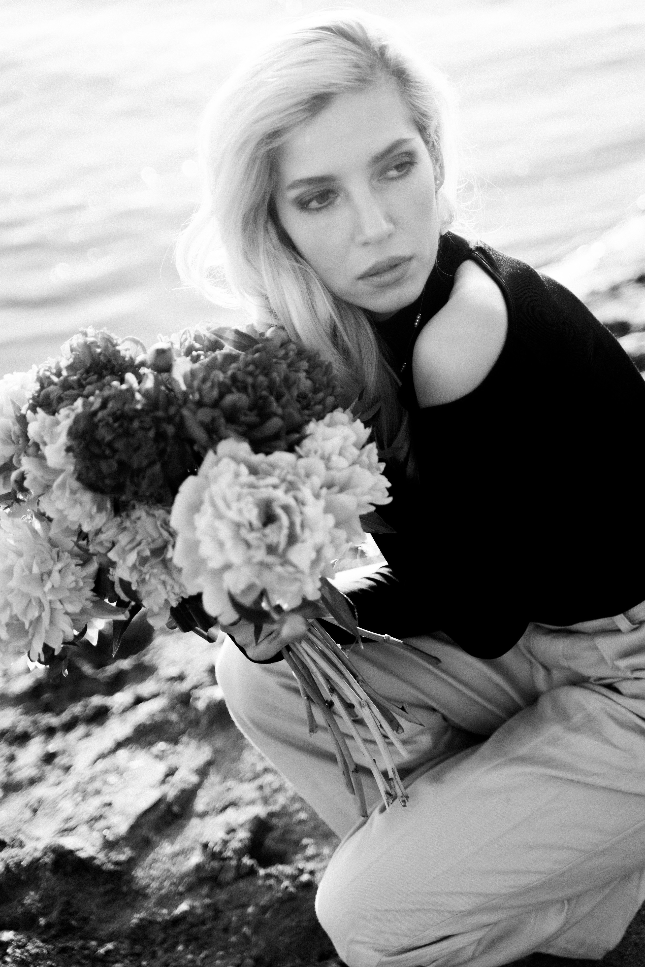 Девушки на берегу