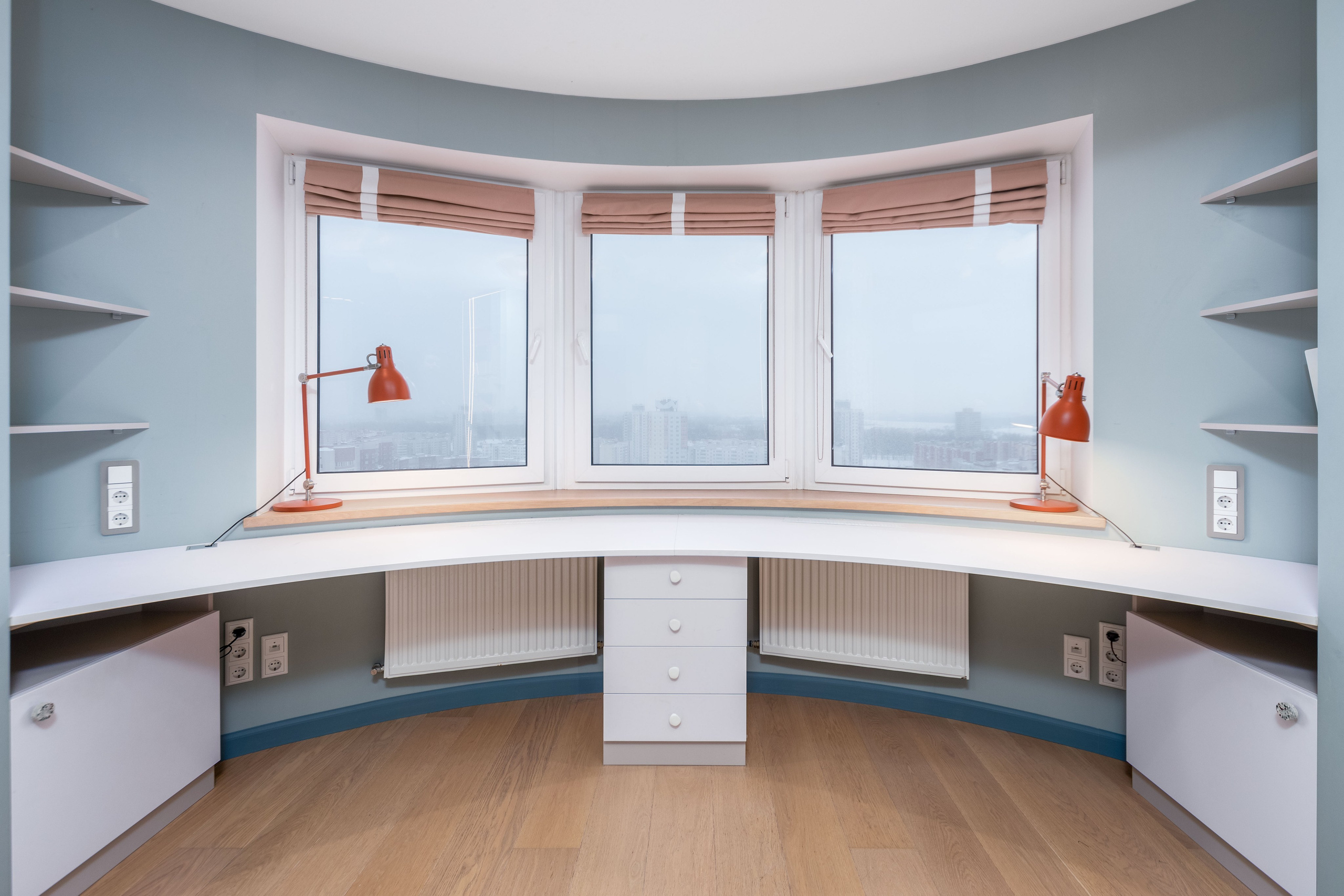 Зона рабочего места с панорамным окном в детской комнате
