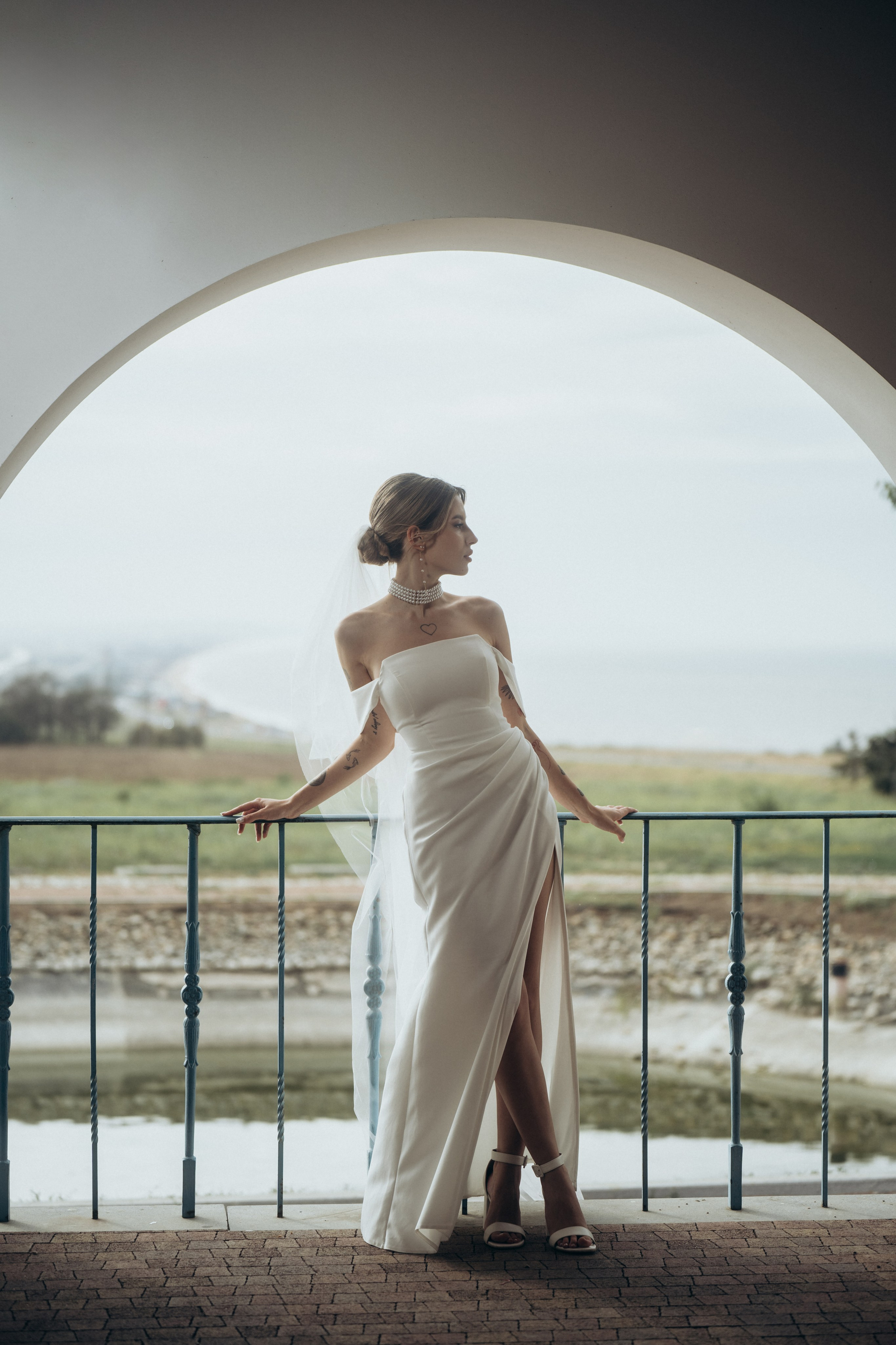 Фотография невесты, кадр в полный рост, в локациях Темрюка, в поместье Голубицкое, Краснодарский край