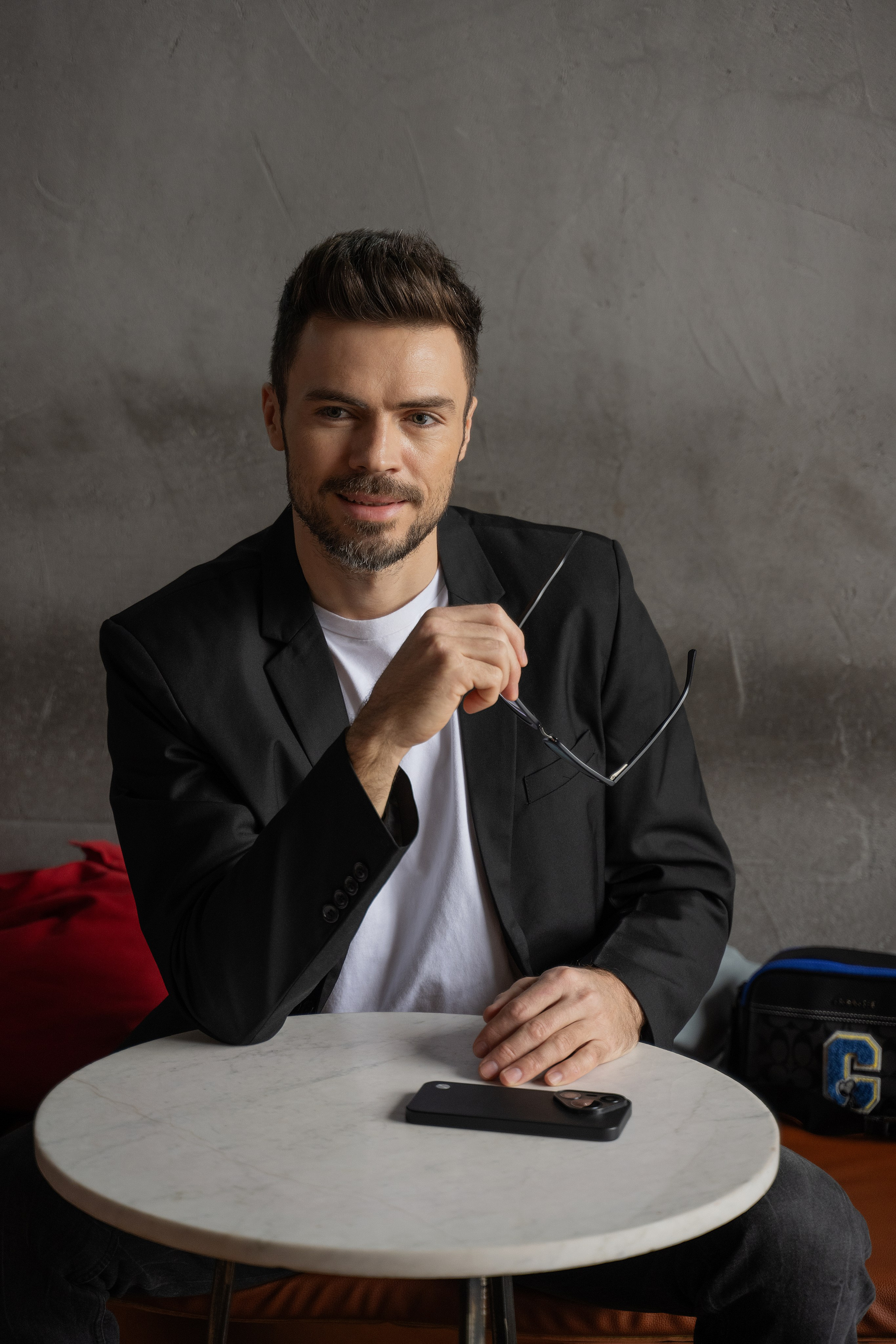 Красавчик в кафе. Главная