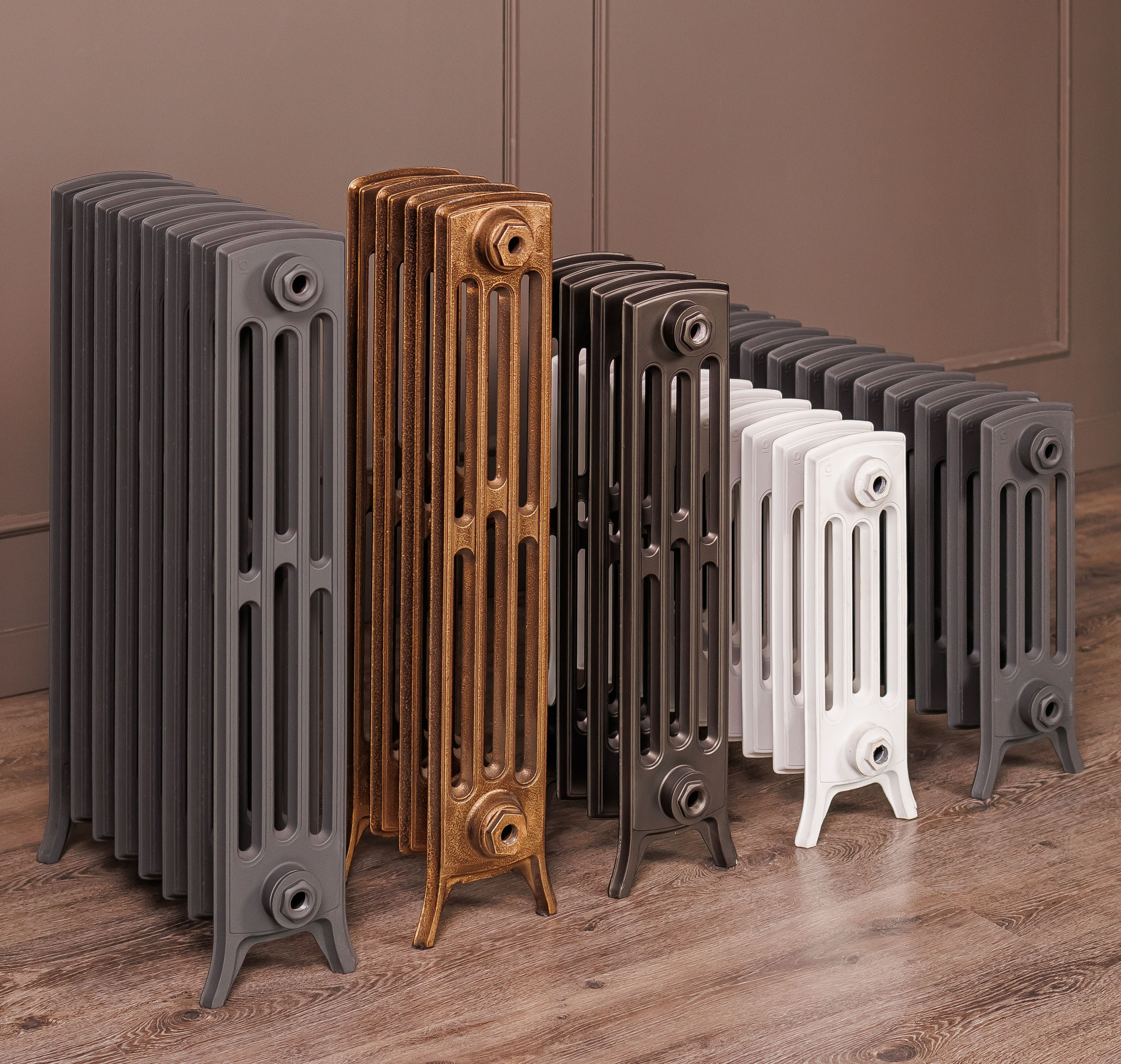 Предметные фотографии дизайнерских радиаторов отопления в стиле ретро