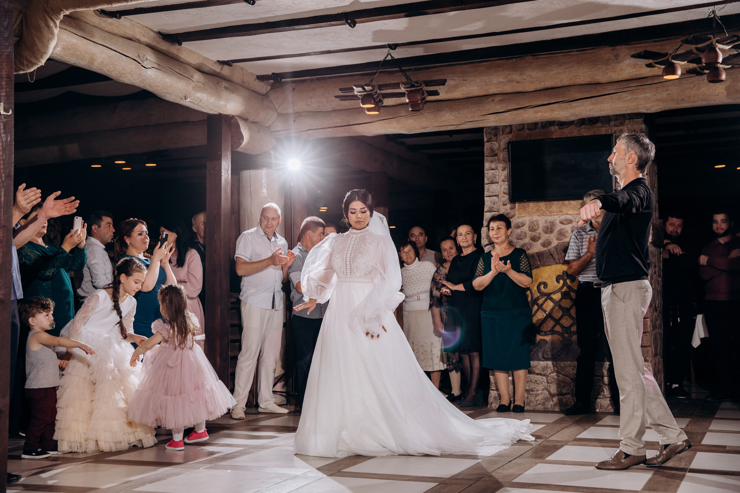 эмоции на банкете, танец с братом wood house