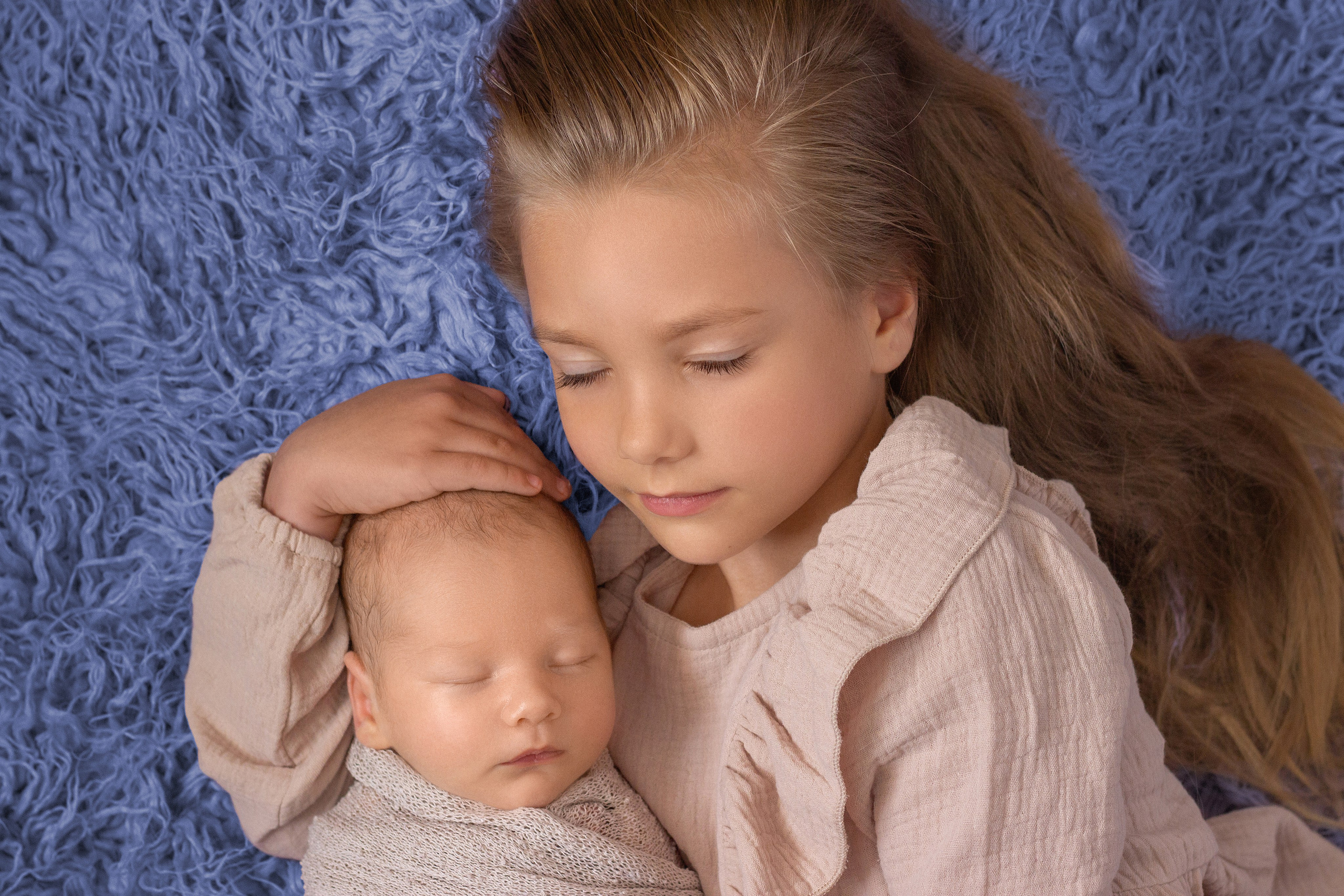 Фотосессия спящего новорождённого мальчика со старшей сестрой